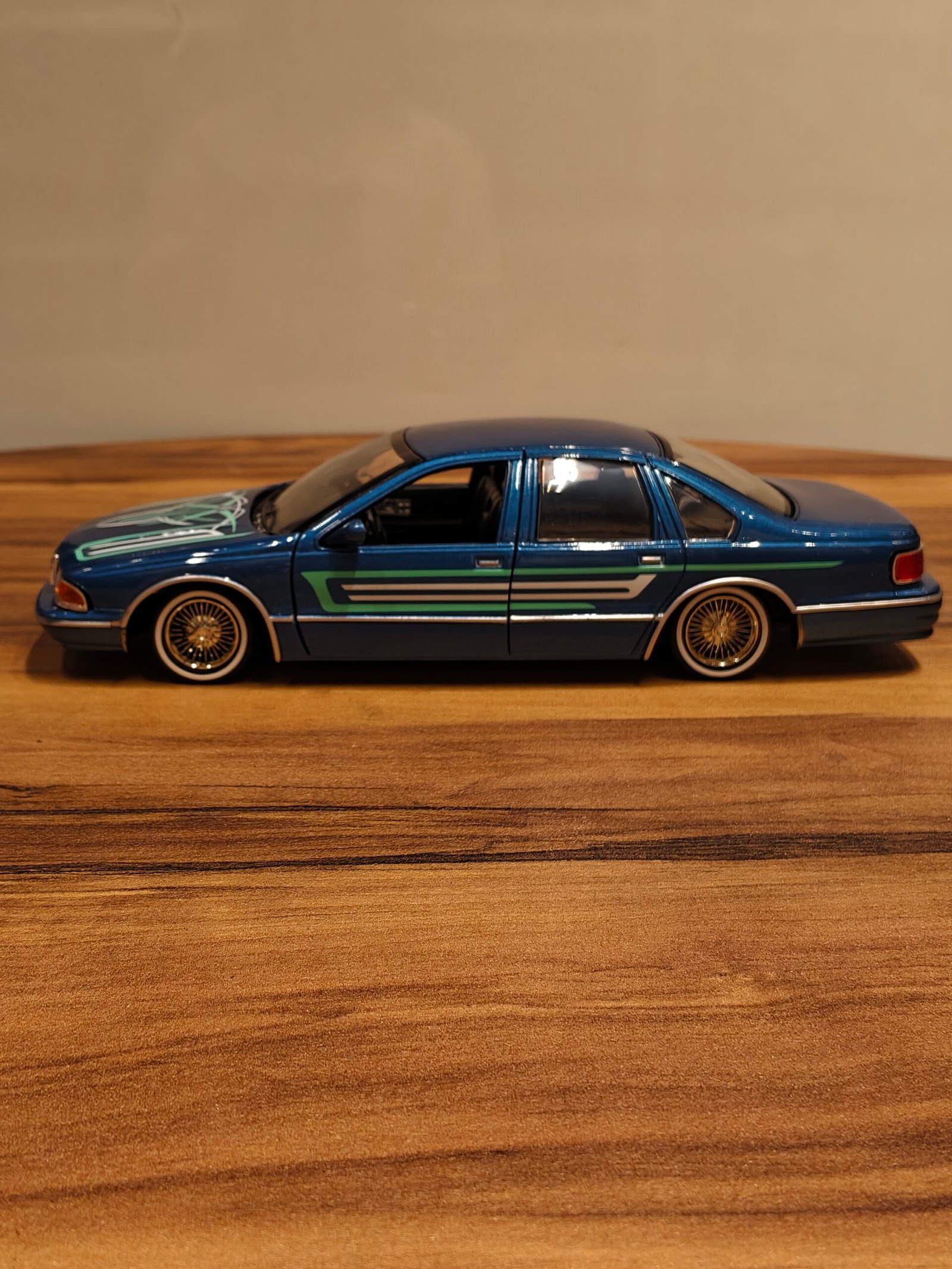 1993 Chevy Caprice 1:24 Blue - Image 3