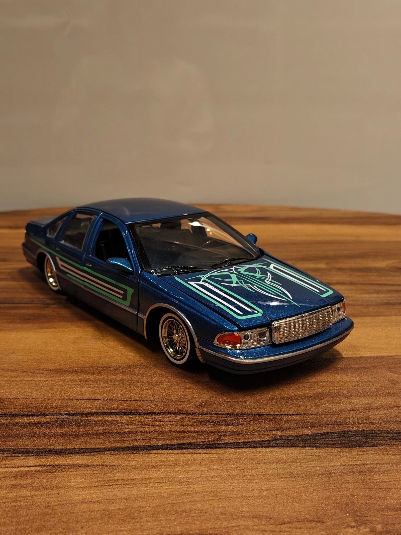 1993 Chevy Caprice 1:24 Blue - Image 8