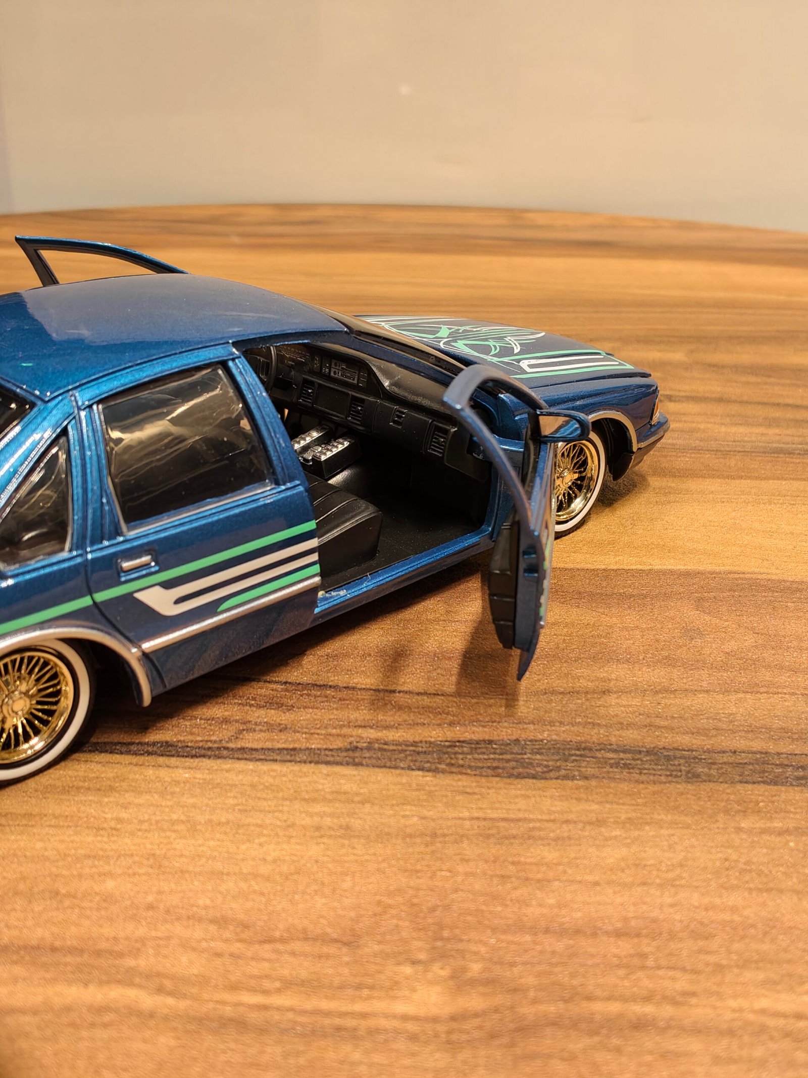 1993 Chevy Caprice 1:24 Blue - Image 7