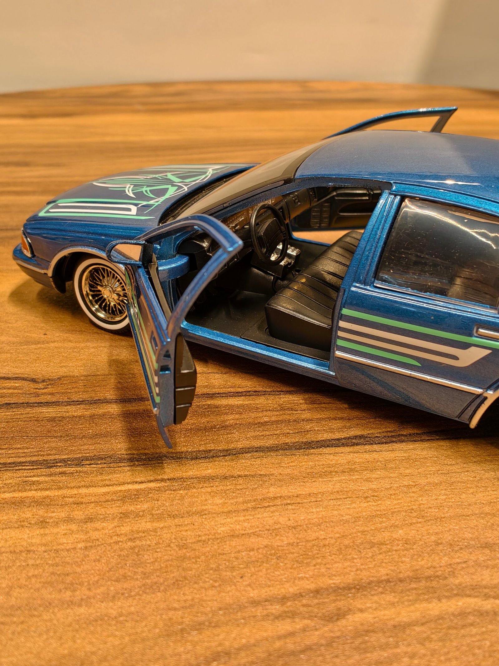 1993 Chevy Caprice 1:24 Blue - Image 6