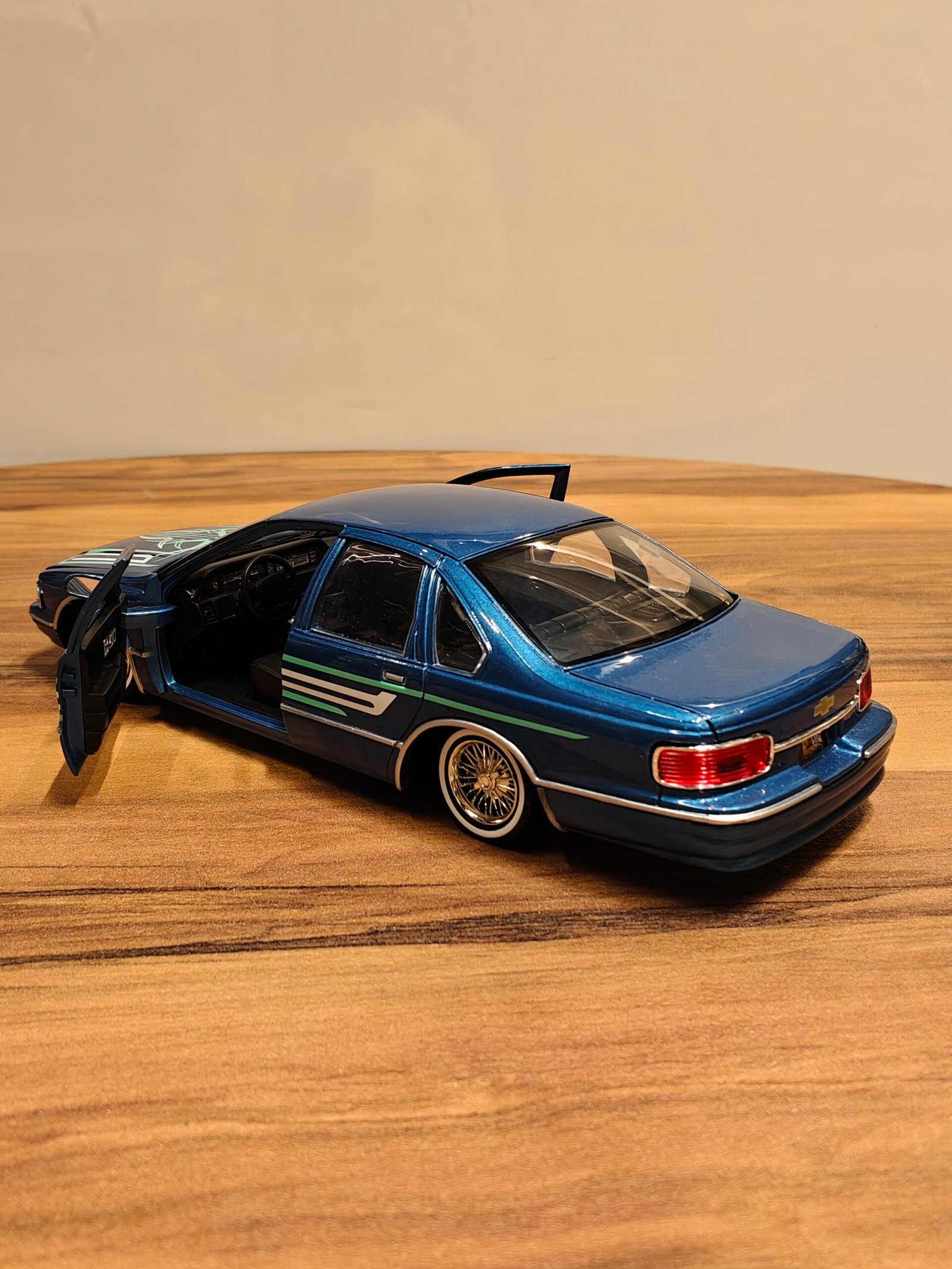 1993 Chevy Caprice 1:24 Blue - Image 5