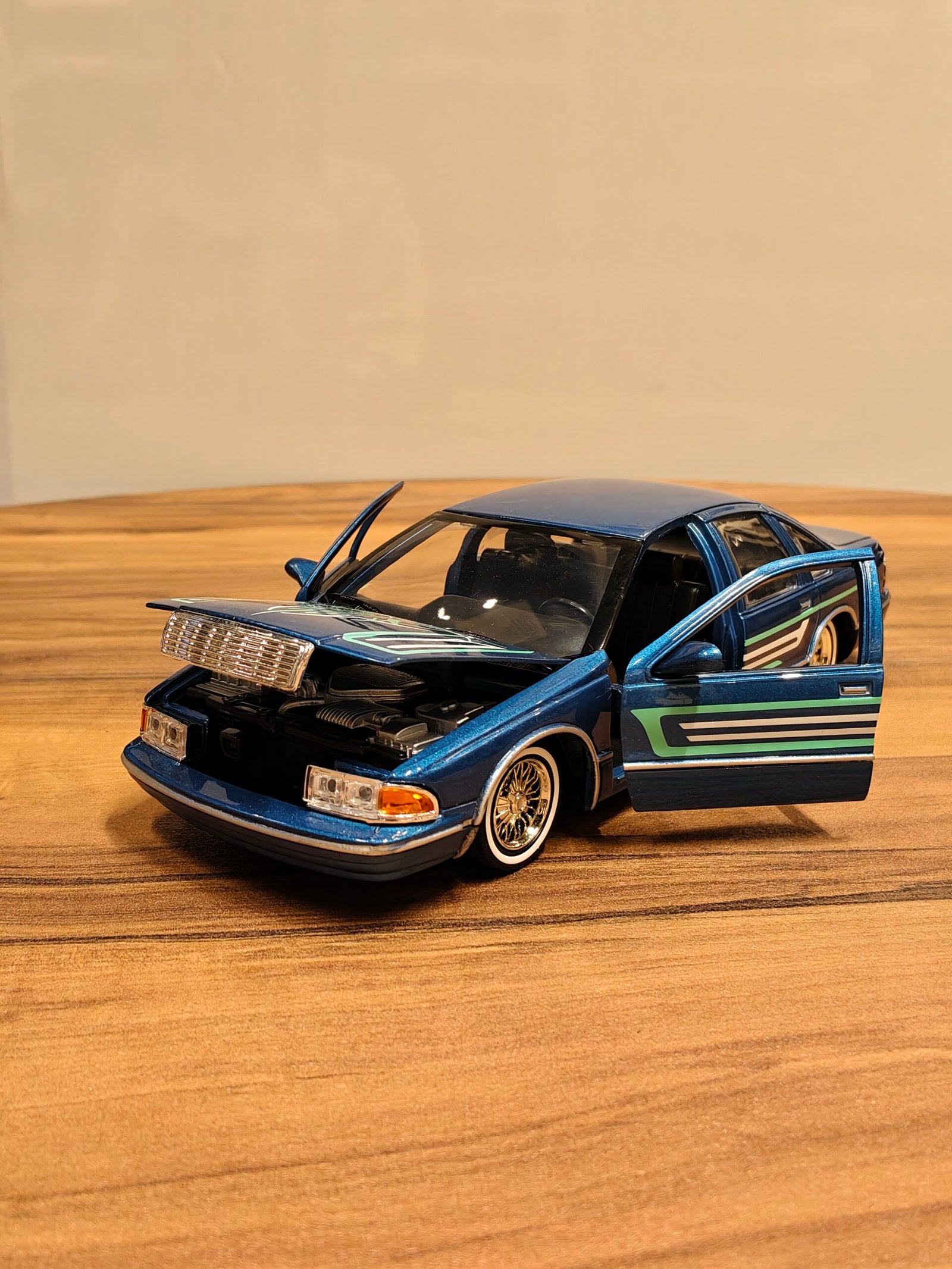 1993 Chevy Caprice 1:24 Blue - Image 4