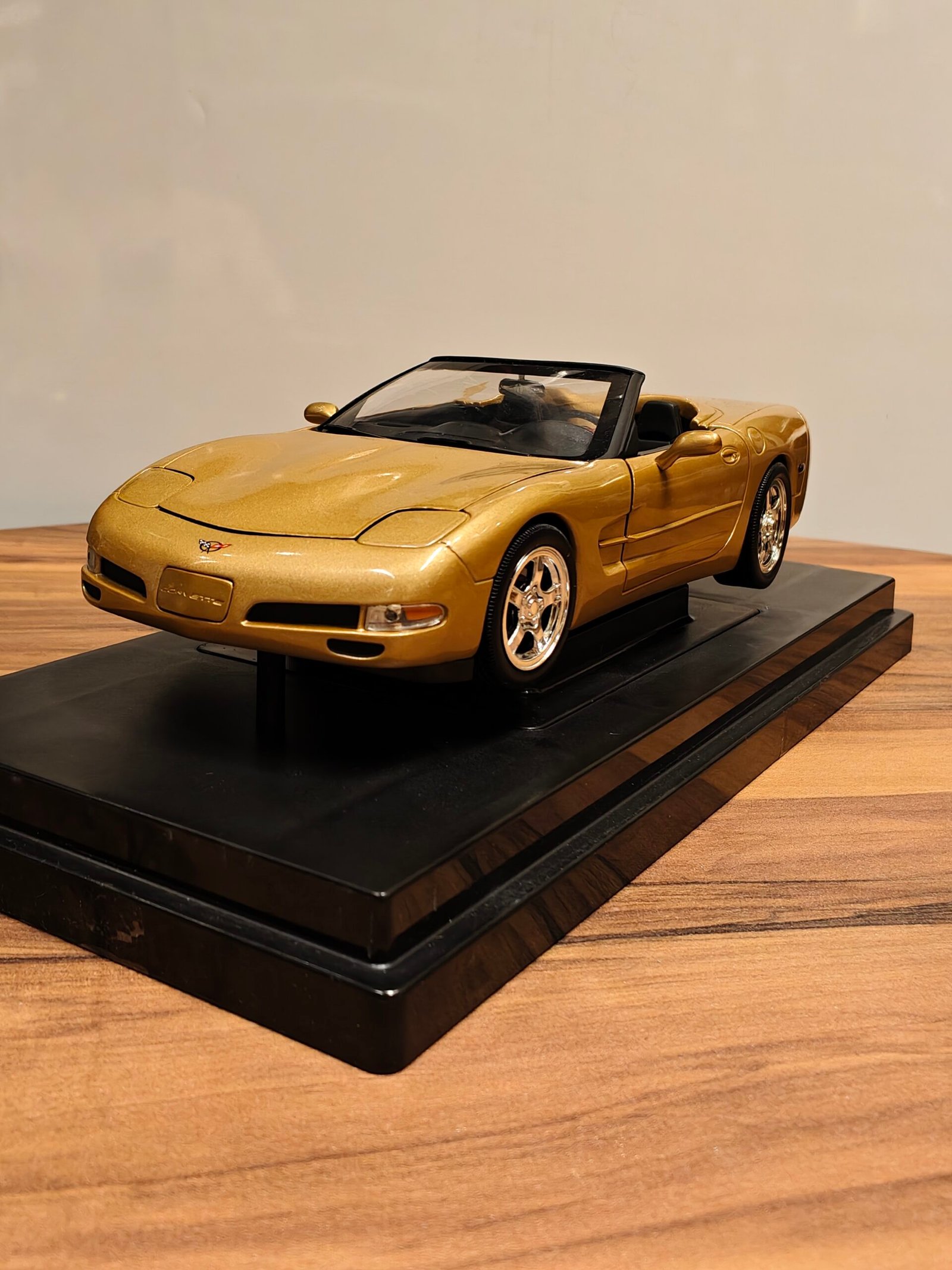 Corvette 1998 (Gold) Scale 1/18
