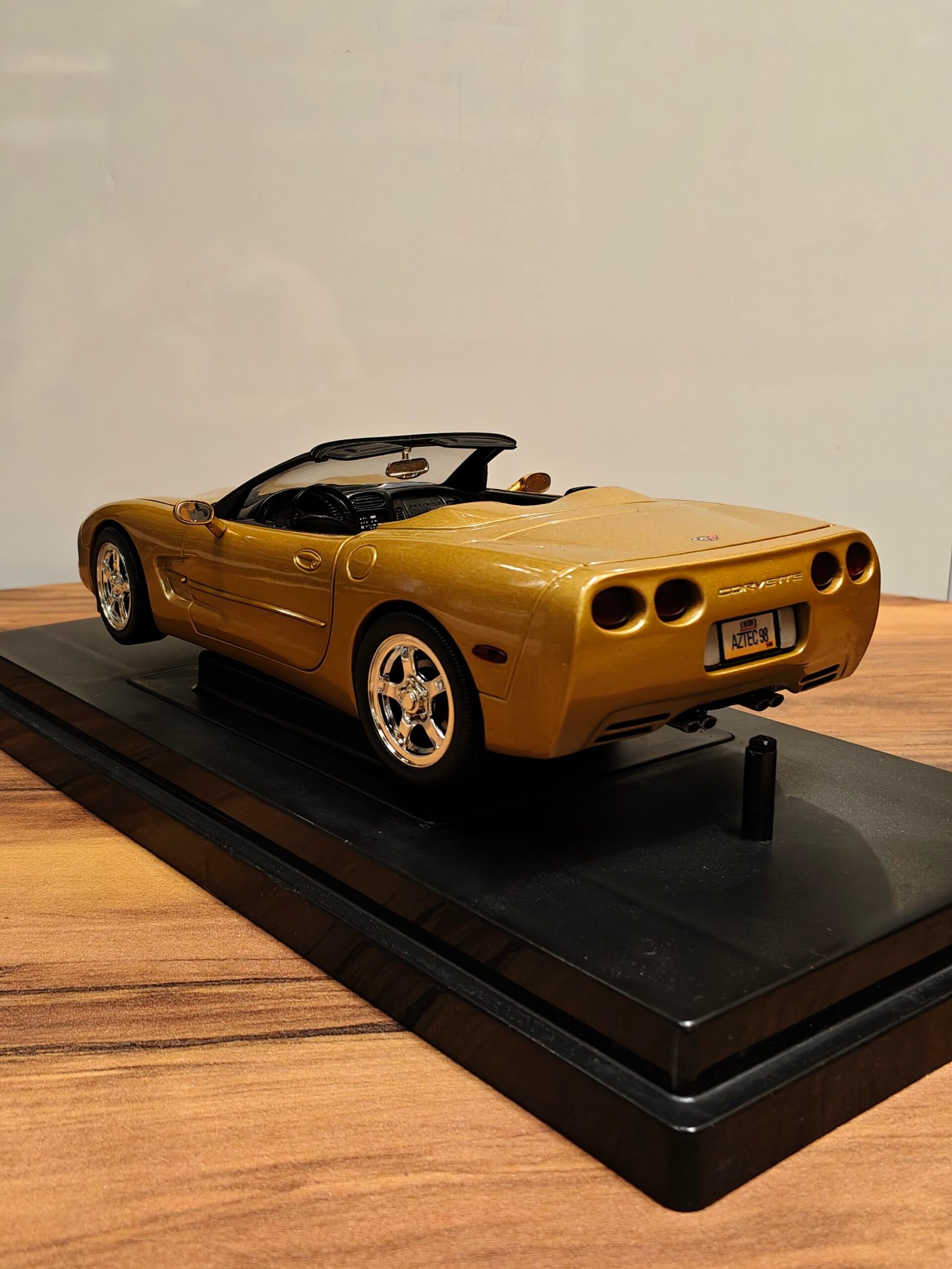 Corvette 1998 (Gold) Scale 1/18 - Image 2