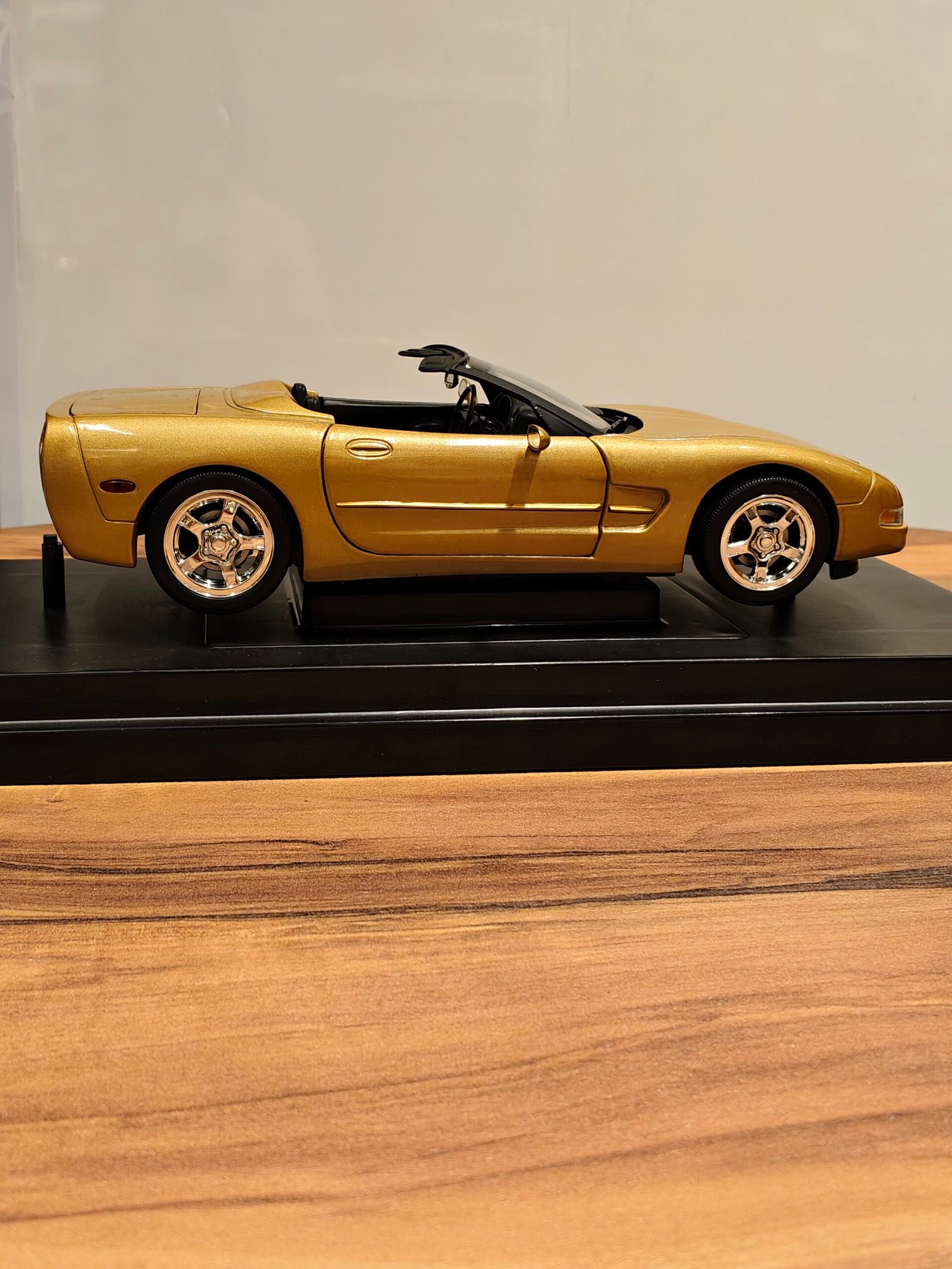 Corvette 1998 (Gold) Scale 1/18 - Image 3