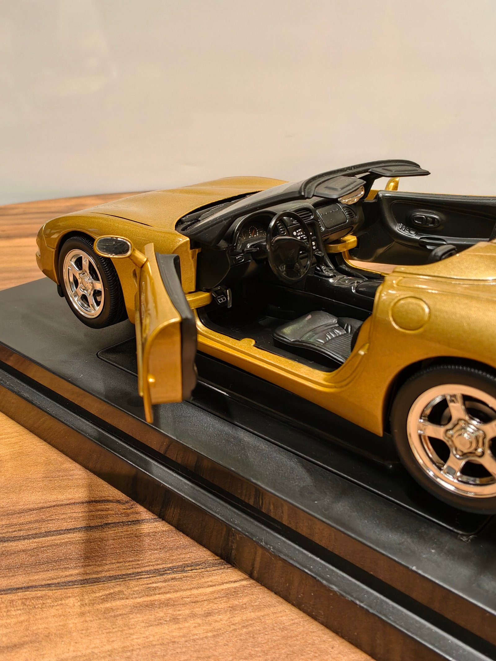 Corvette 1998 (Gold) Scale 1/18 - Image 5