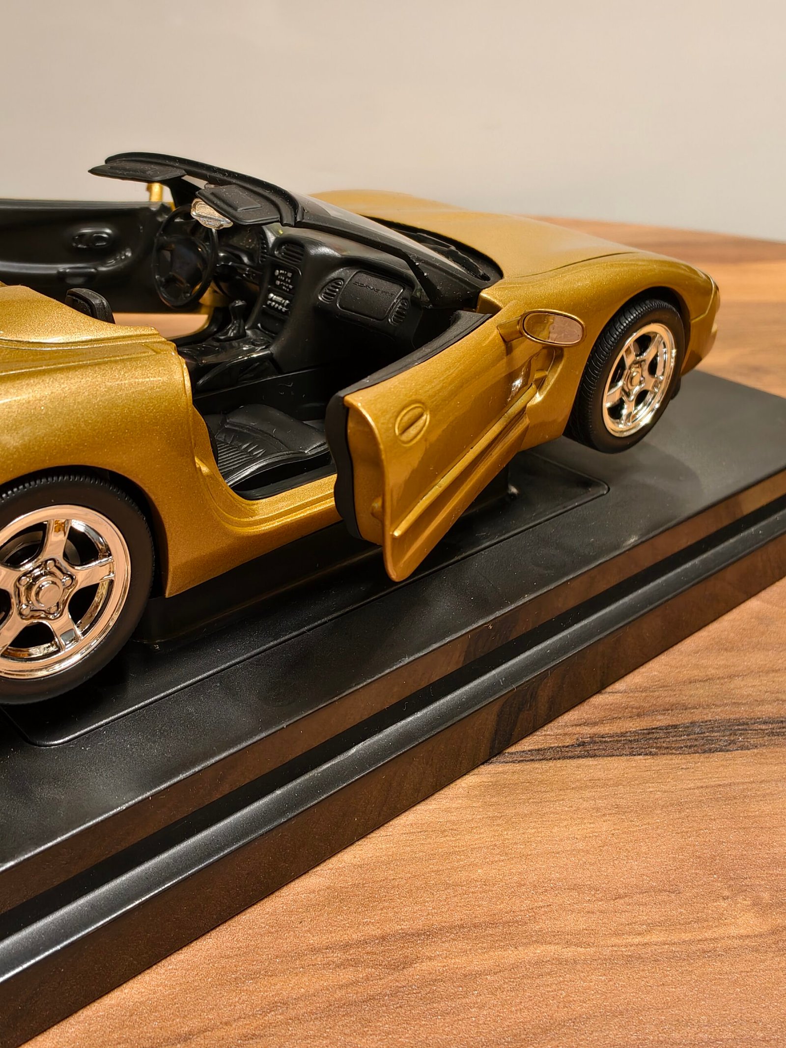 Corvette 1998 (Gold) Scale 1/18 - Image 6