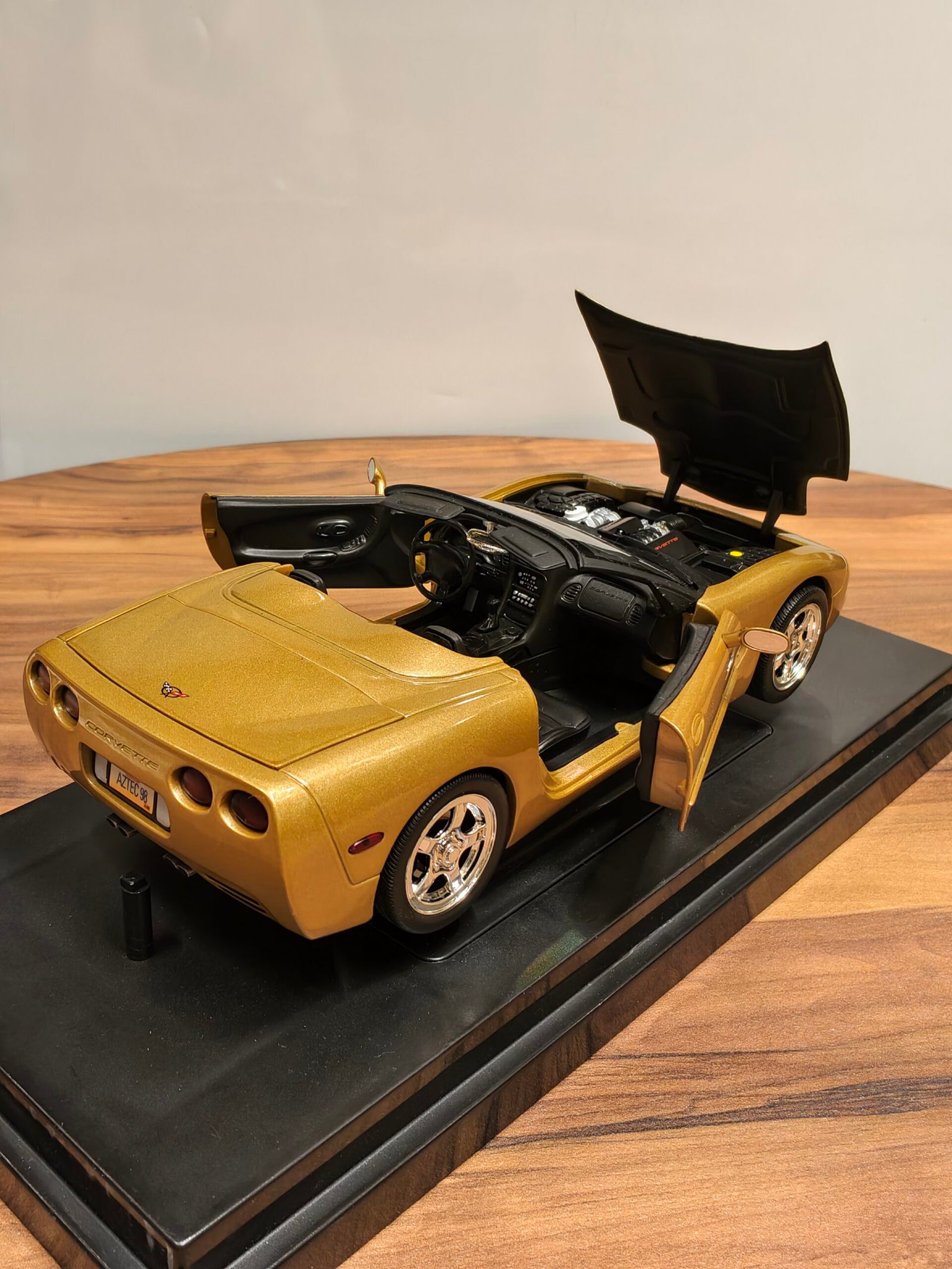 Corvette 1998 (Gold) Scale 1/18 - Image 7