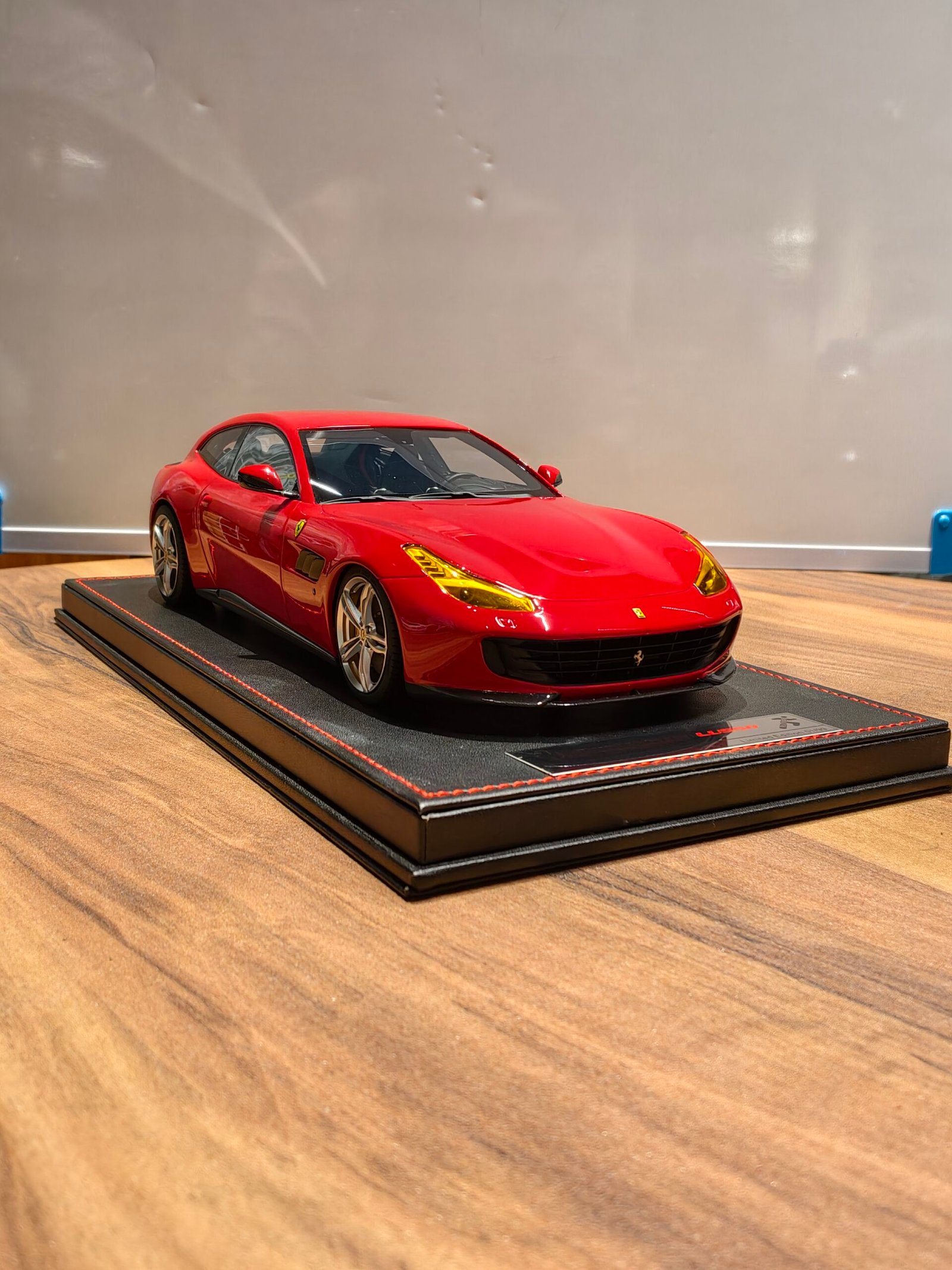 Ferrari GTC4 Lusso 1:18 Red - Image 2