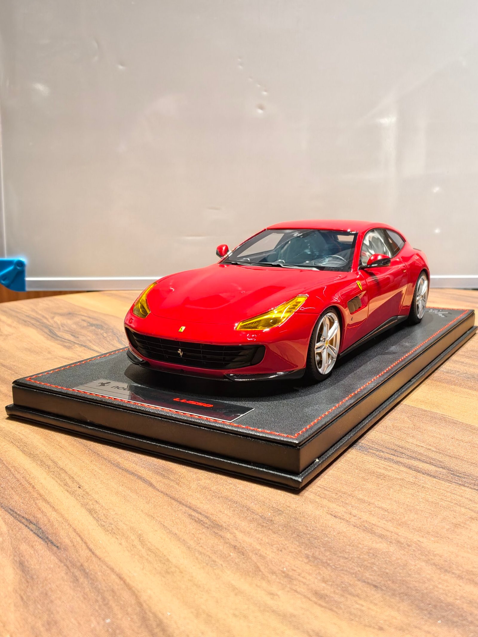 Ferrari GTC4 Lusso 1:18 Red