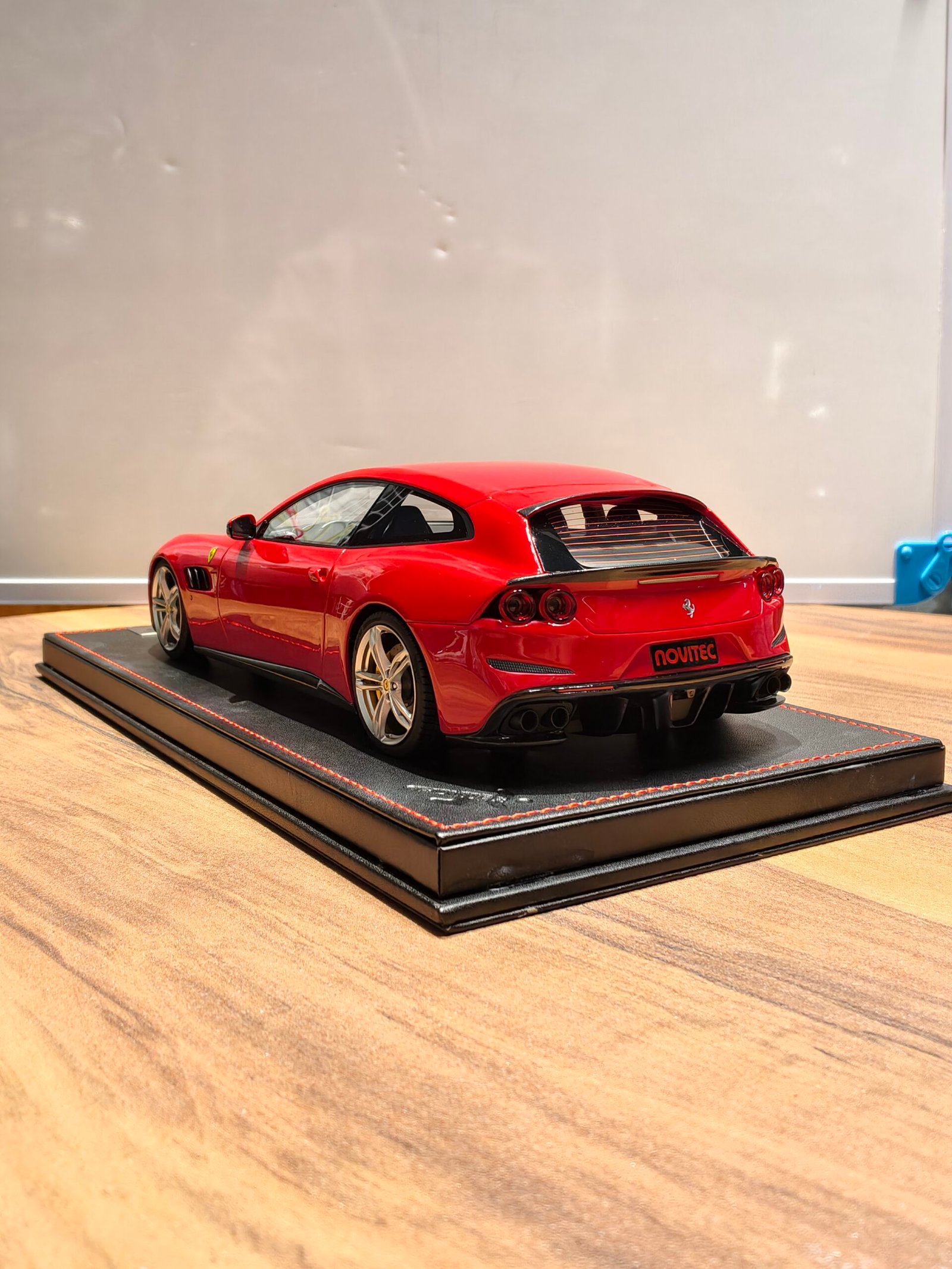 Ferrari GTC4 Lusso 1:18 Red - Image 3