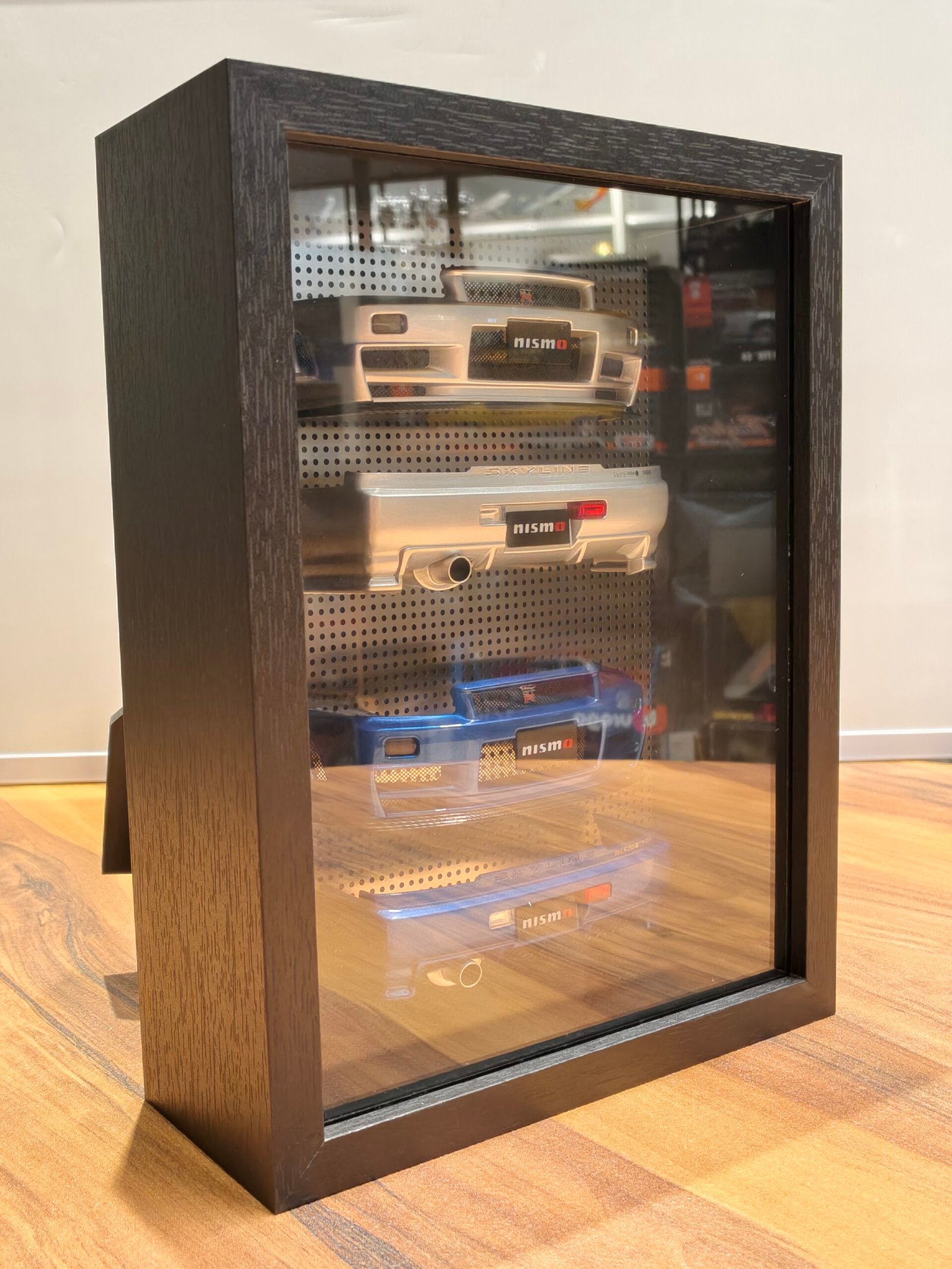 MOTORHELIX 1:18 Nissan Skyline GTR R34 2024 HEC Bumper Display Frame - Image 2