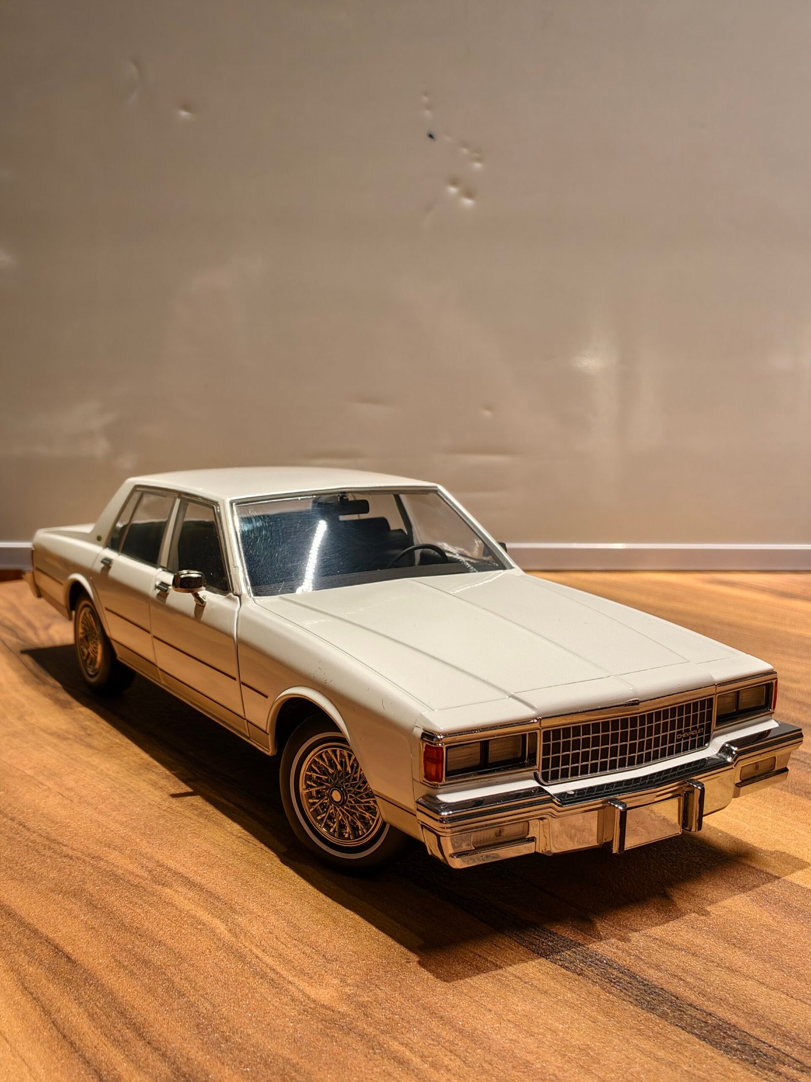 1980 Chevrolet Caprice Classic 1:18 White - Image 2