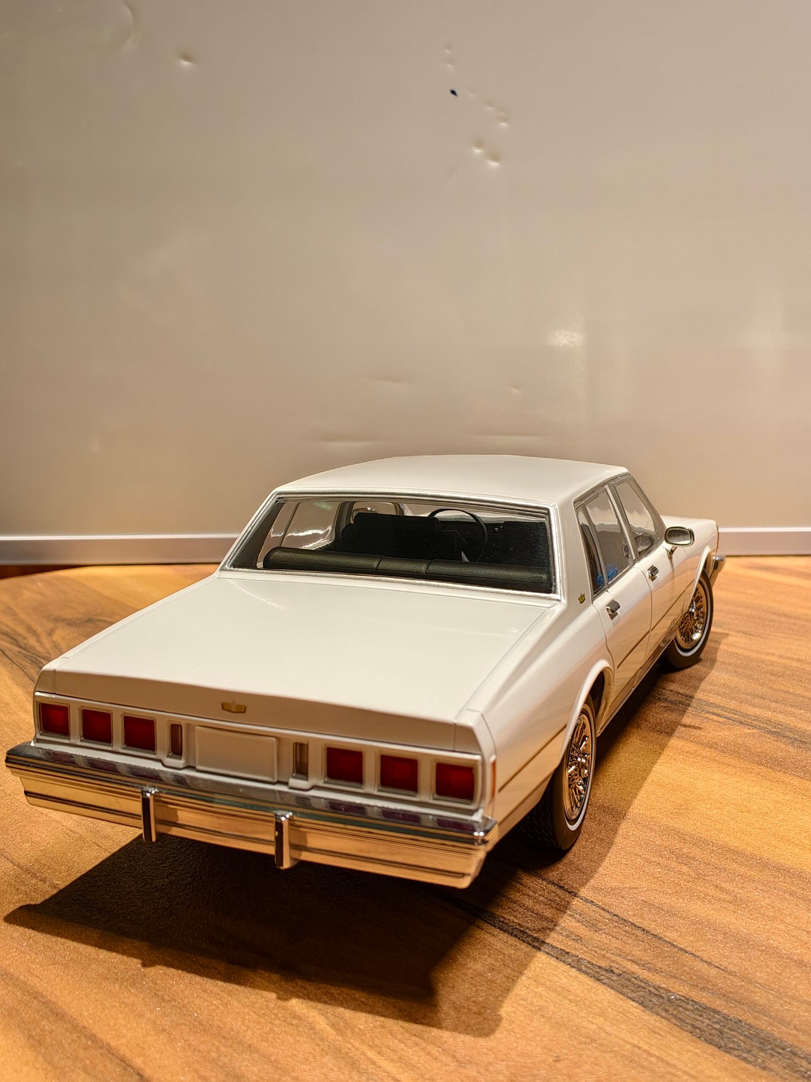 1980 Chevrolet Caprice Classic 1:18 White - Image 3