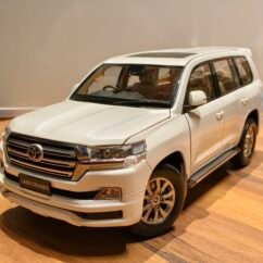 Toyota Land Cruiser (White) Scale 1/18
