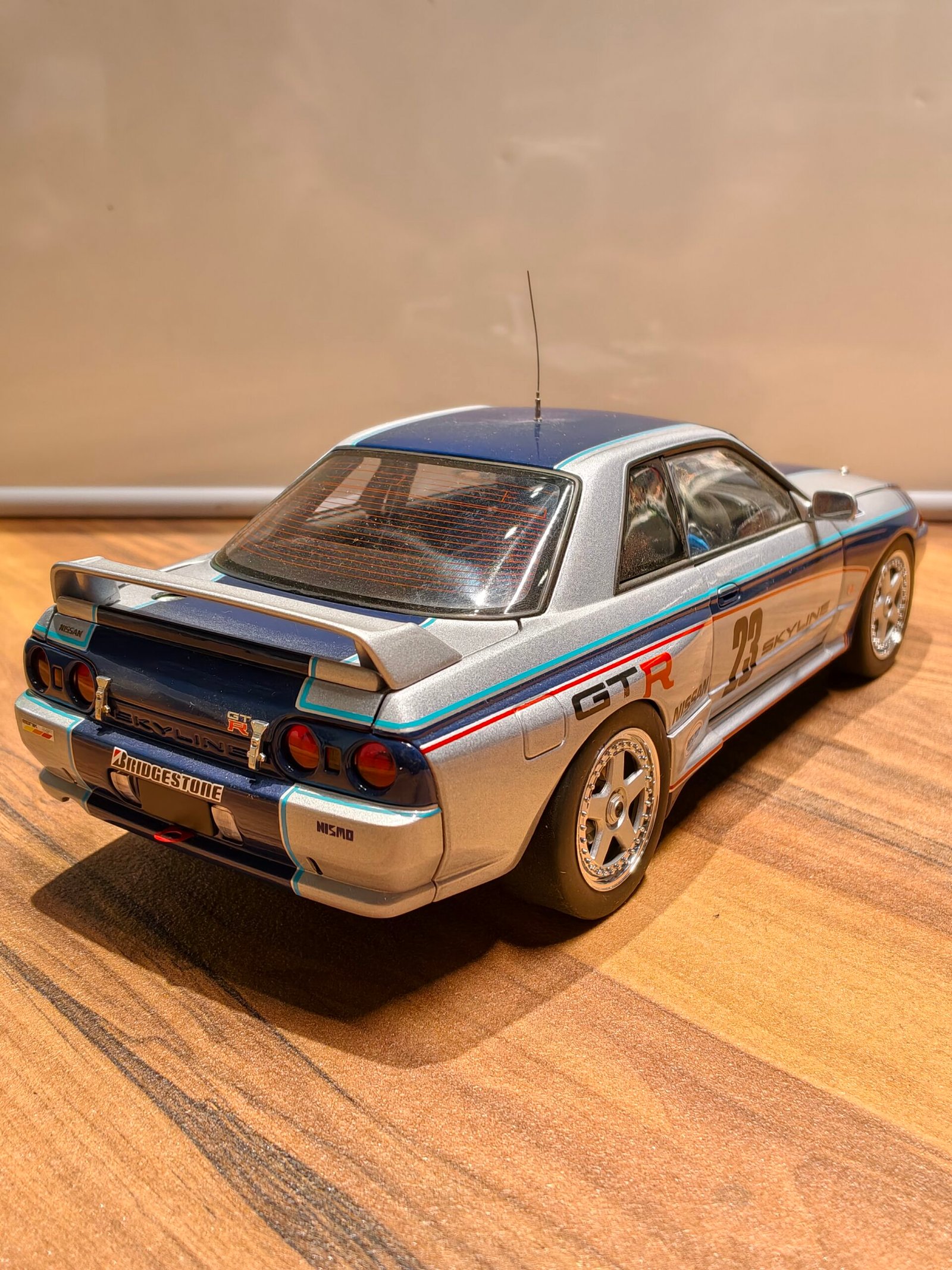 Nissan Skyline R32 Silver and Blue 1:18 - Image 3