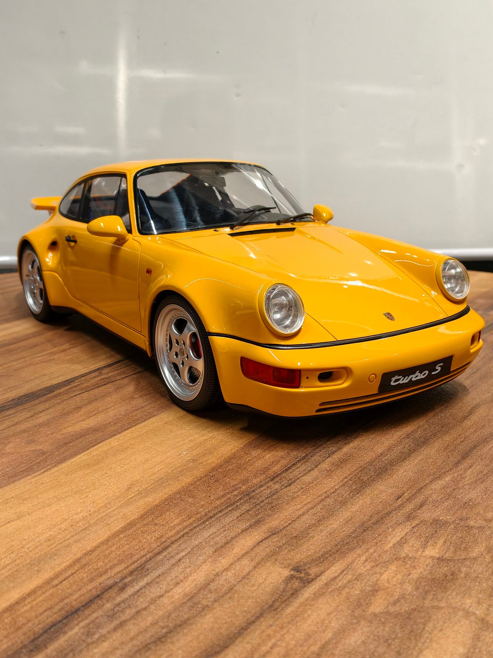 Porsche 911(964) Turbo (Yellow) Scale 1/12 - Image 4
