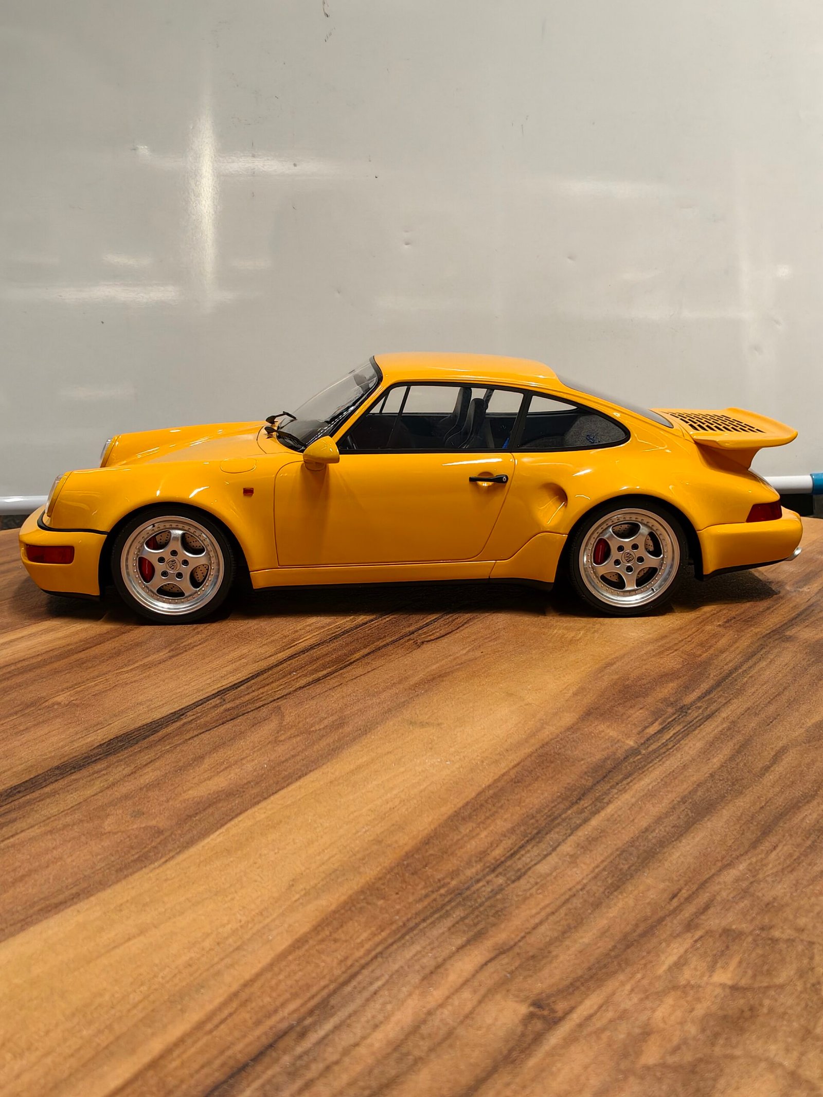 Porsche 911(964) Turbo (Yellow) Scale 1/12 - Image 3