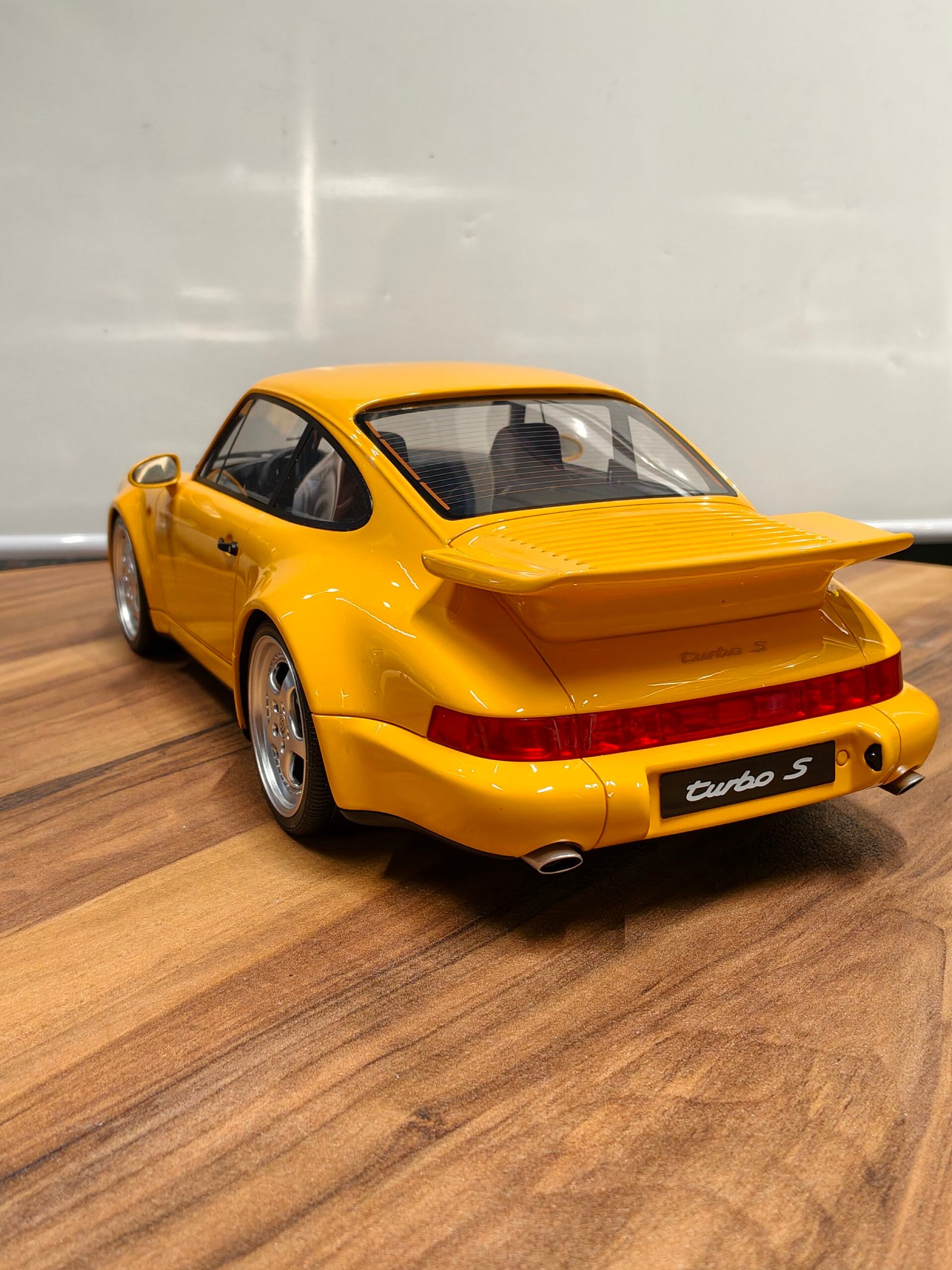 Porsche 911(964) Turbo (Yellow) Scale 1/12 - Image 2