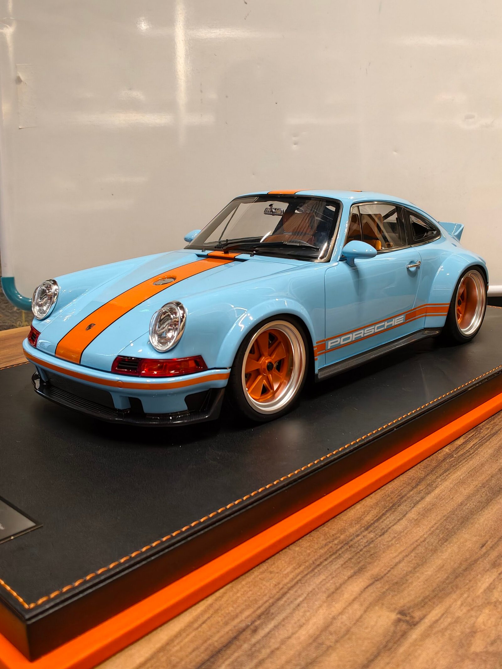 Porche Singer Light Bleu and Orange 17/25 scale 1:12
