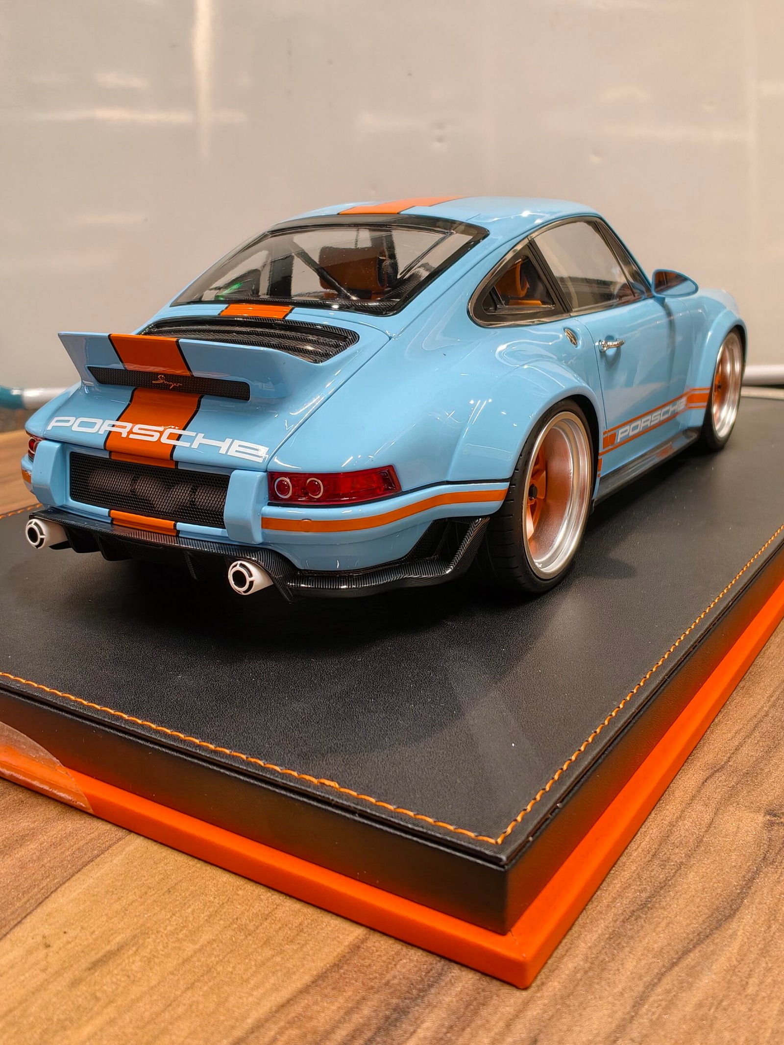 Porche Singer Light Bleu and Orange 17/25 scale 1:12 - Image 3