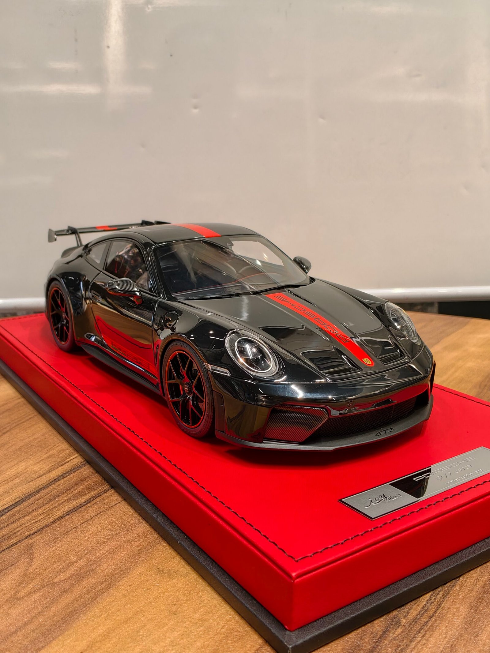 Porsche 911 GT3 15/20 (Black) Scale 1/18 - Image 3