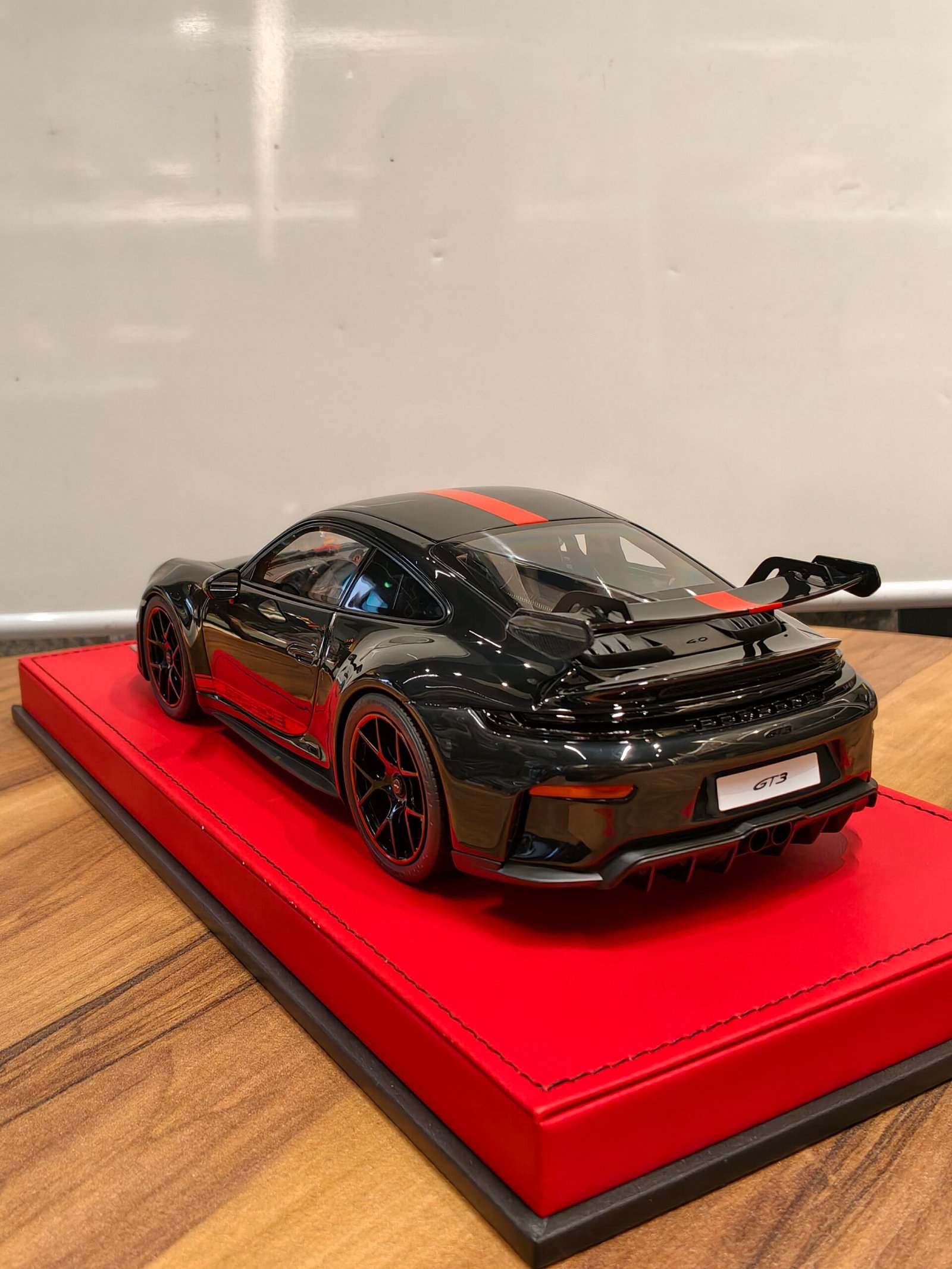 Porsche 911 GT3 15/20 (Black) Scale 1/18 - Image 2