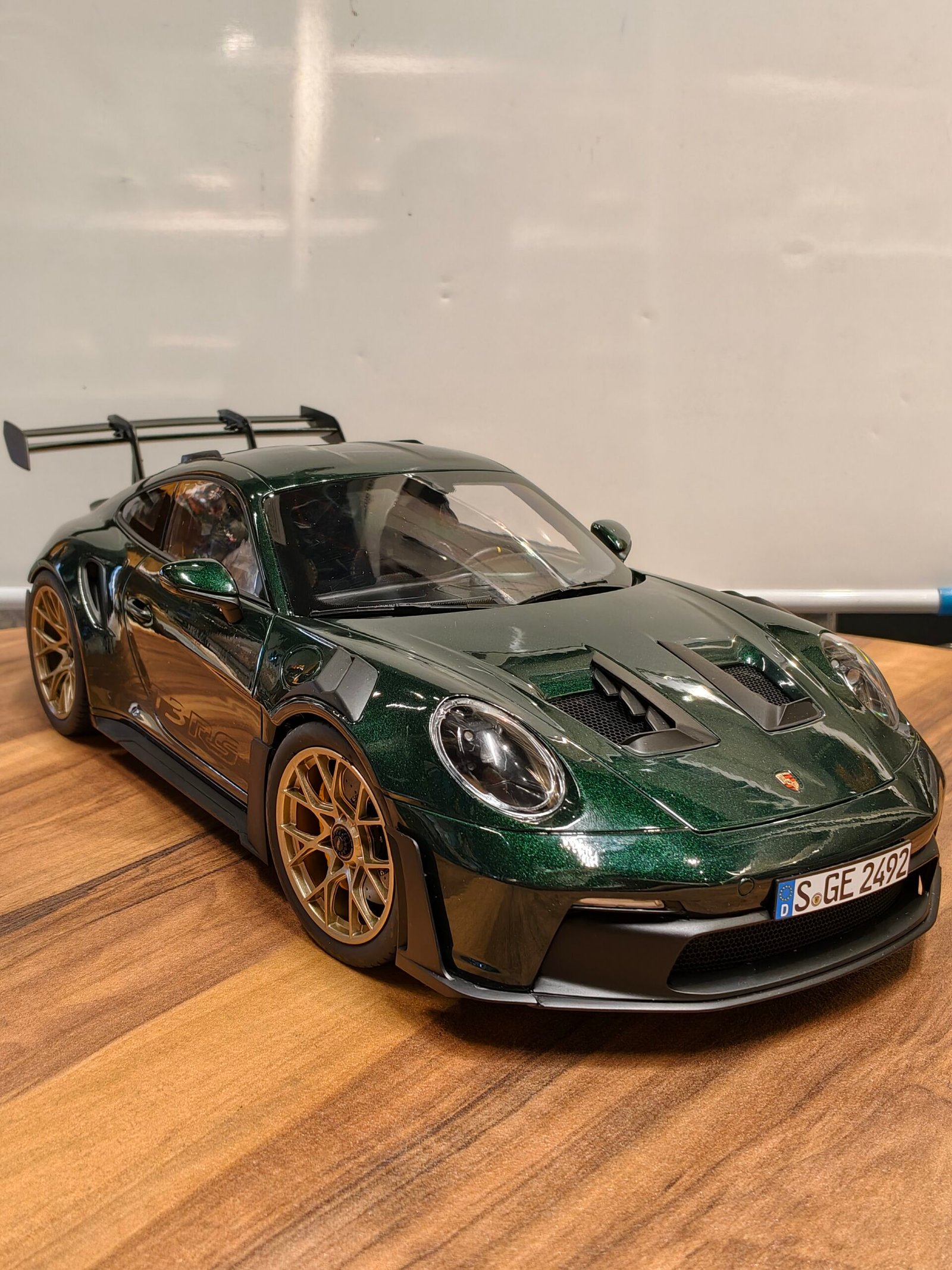 Porsche 911 GT3 RS 2022 Jetgreen Metallic & Black 1:12 - Image 2