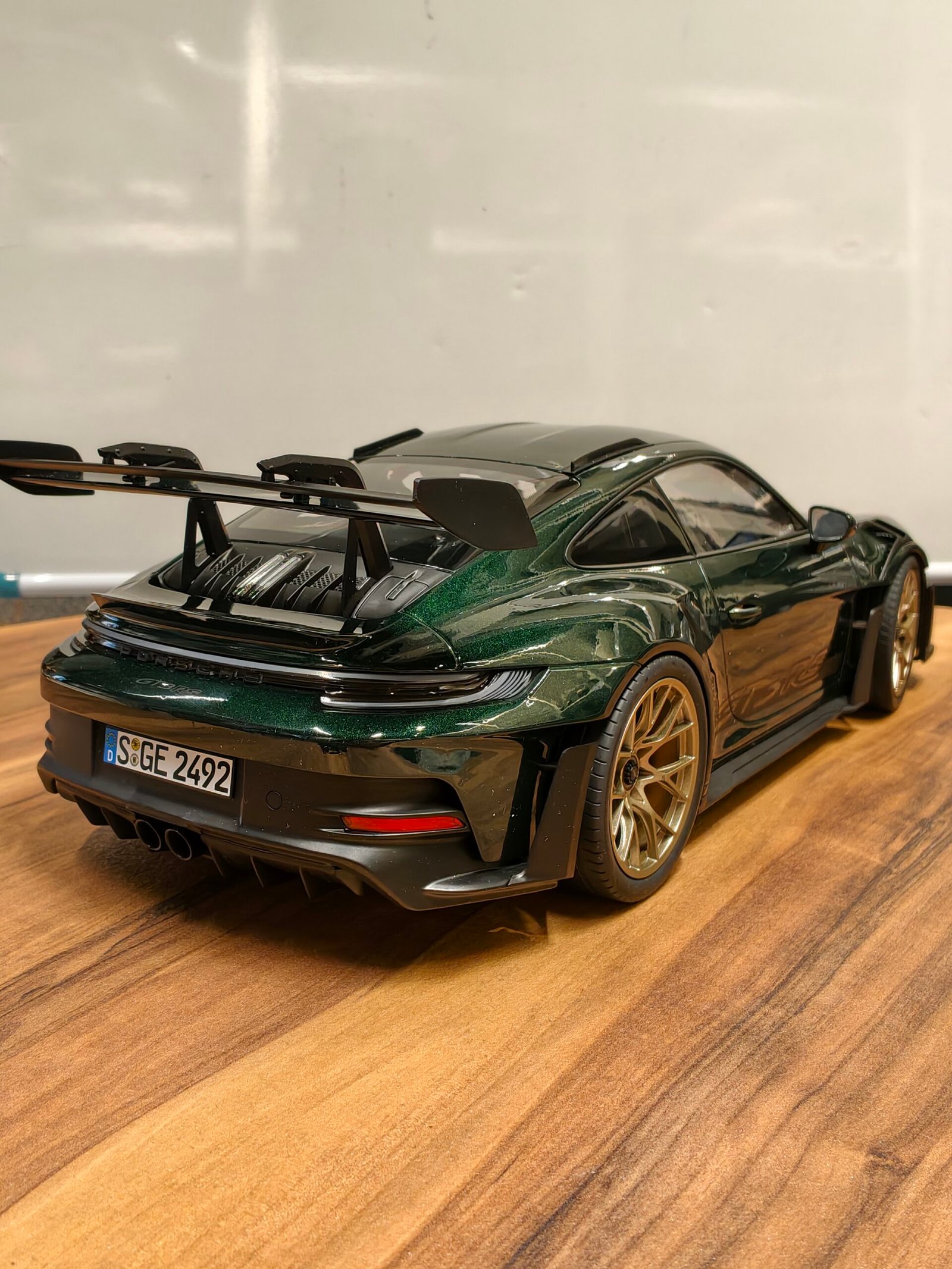 Porsche 911 GT3 RS 2022 Jetgreen Metallic & Black 1:12 - Image 3