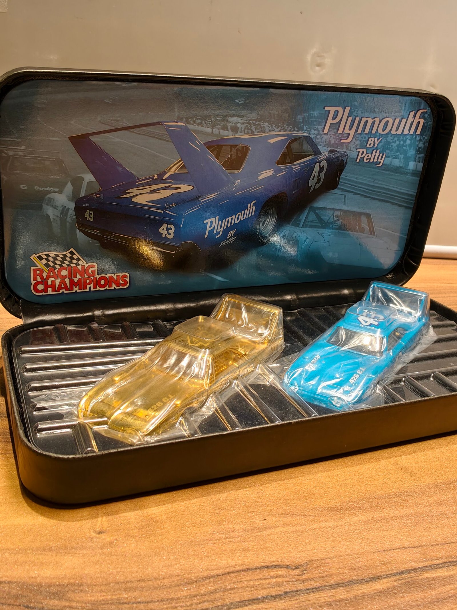 43 Plymouth Richard Petty Scale 1/43 Gold and Blue - Image 2