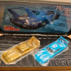 43 Plymouth Richard Petty Scale 1/43 Gold and Blue
