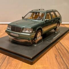 1995 Mercedes E-Class T-Model 1:18 Green