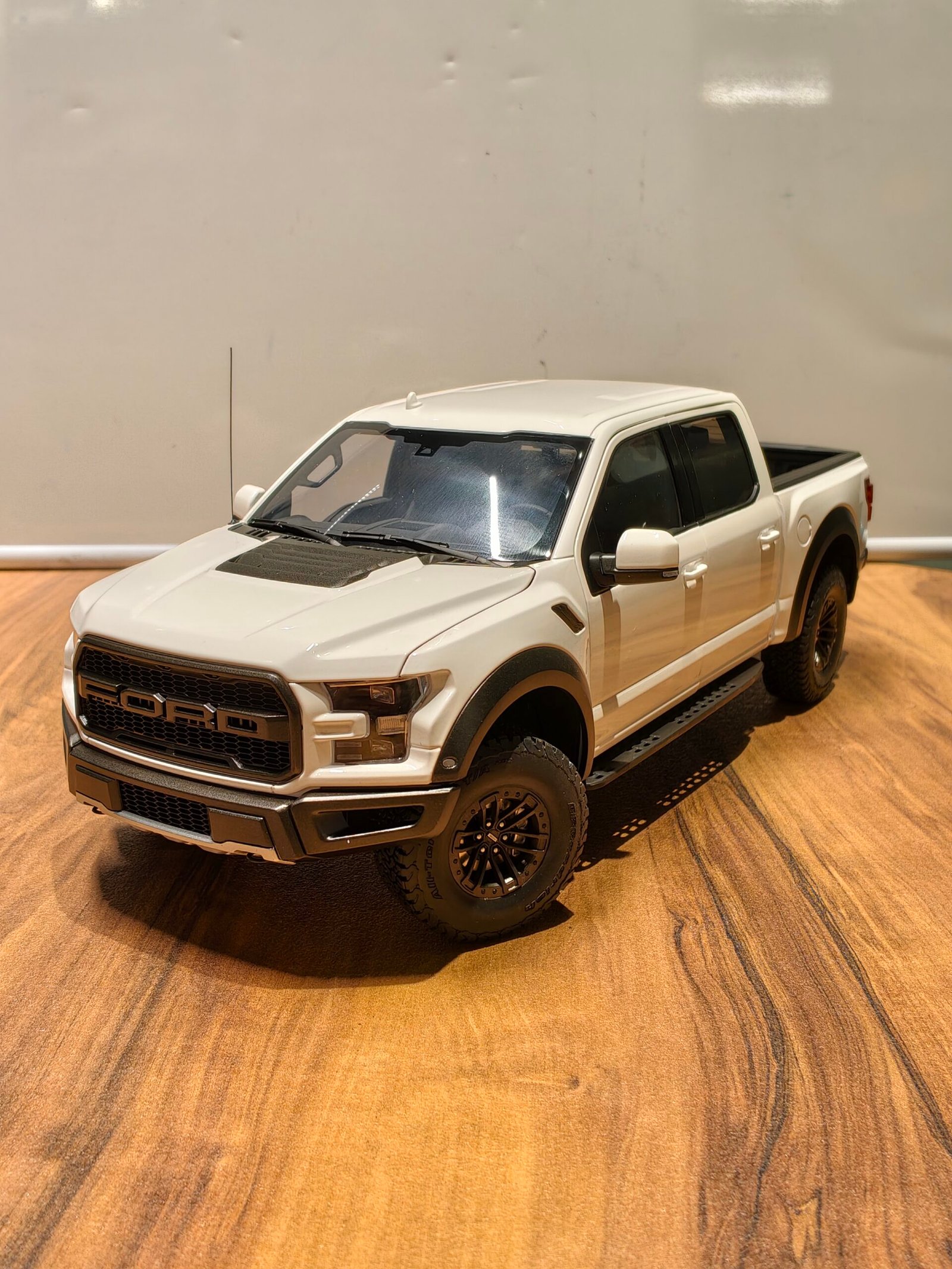 Ford F-150 Raptor (Oxford White) Scale 1/18 Ford F-150 Raptor (Oxford White) Scale 1/18