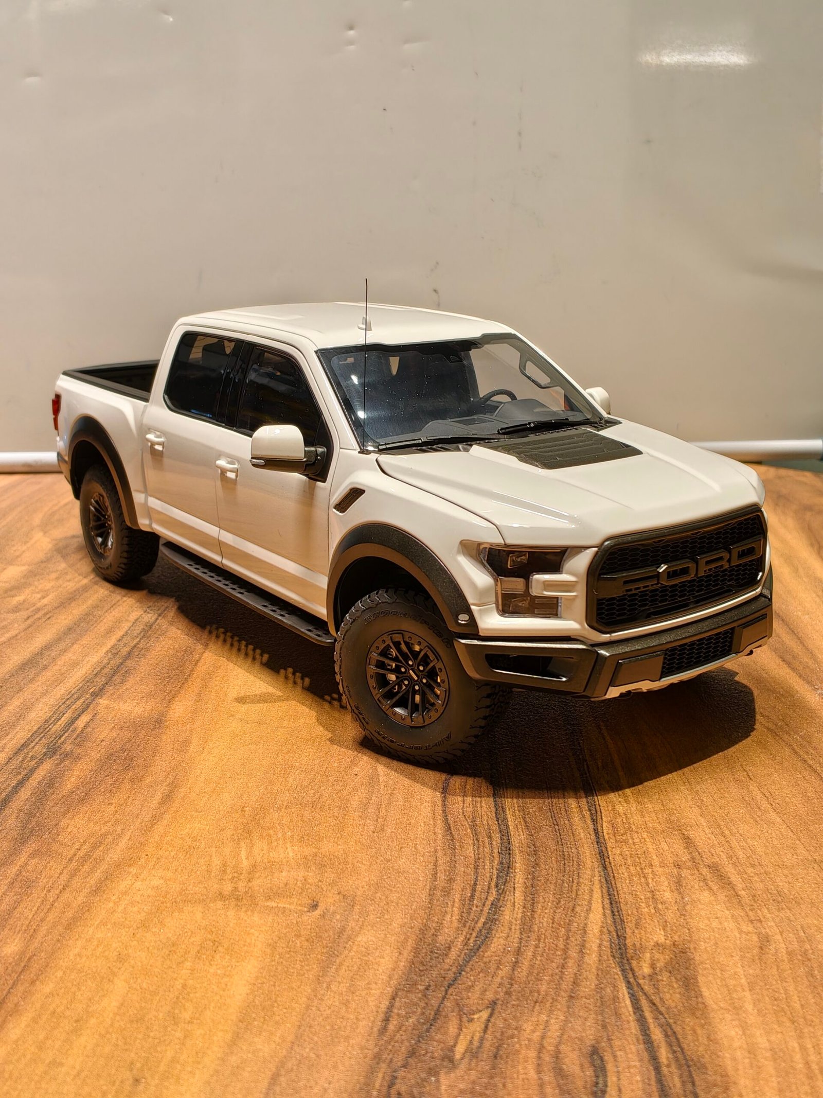 Ford F-150 Raptor (Oxford White) Scale 1/18 Ford F-150 Raptor (Oxford White) Scale 1/18 - Image 2