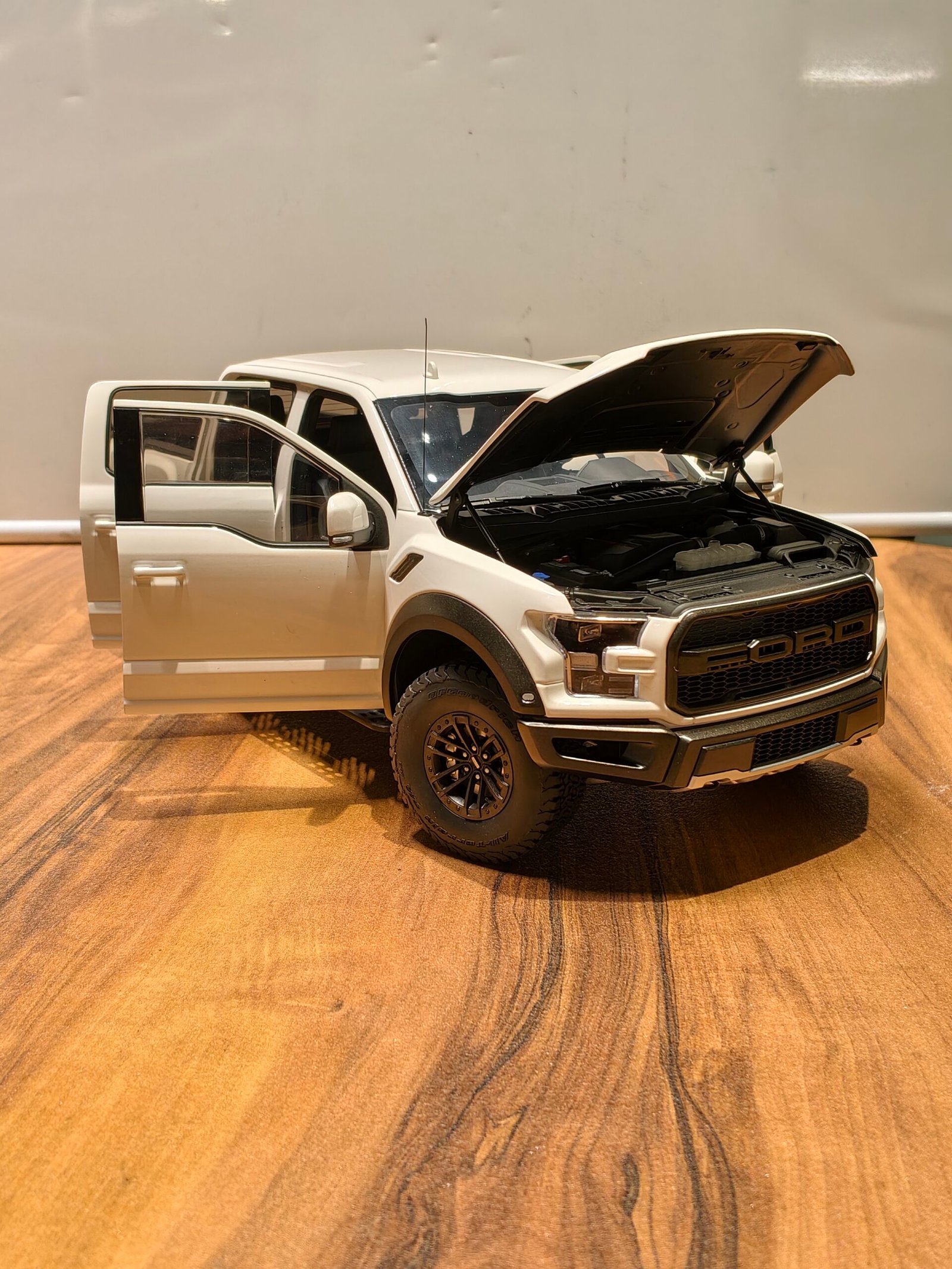 Ford F-150 Raptor (Oxford White) Scale 1/18 Ford F-150 Raptor (Oxford White) Scale 1/18 - Image 3