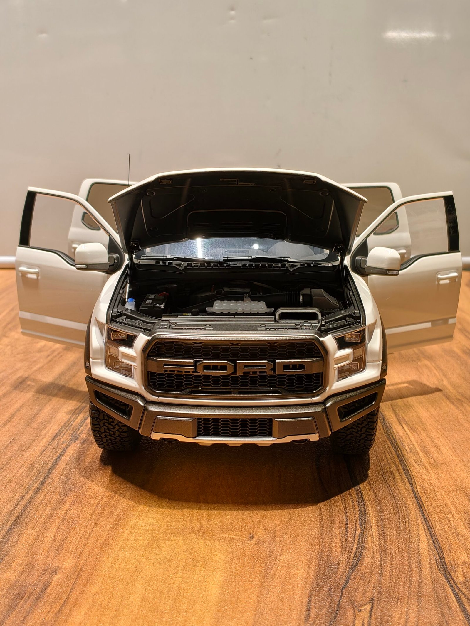 Ford F-150 Raptor (Oxford White) Scale 1/18 Ford F-150 Raptor (Oxford White) Scale 1/18 - Image 4