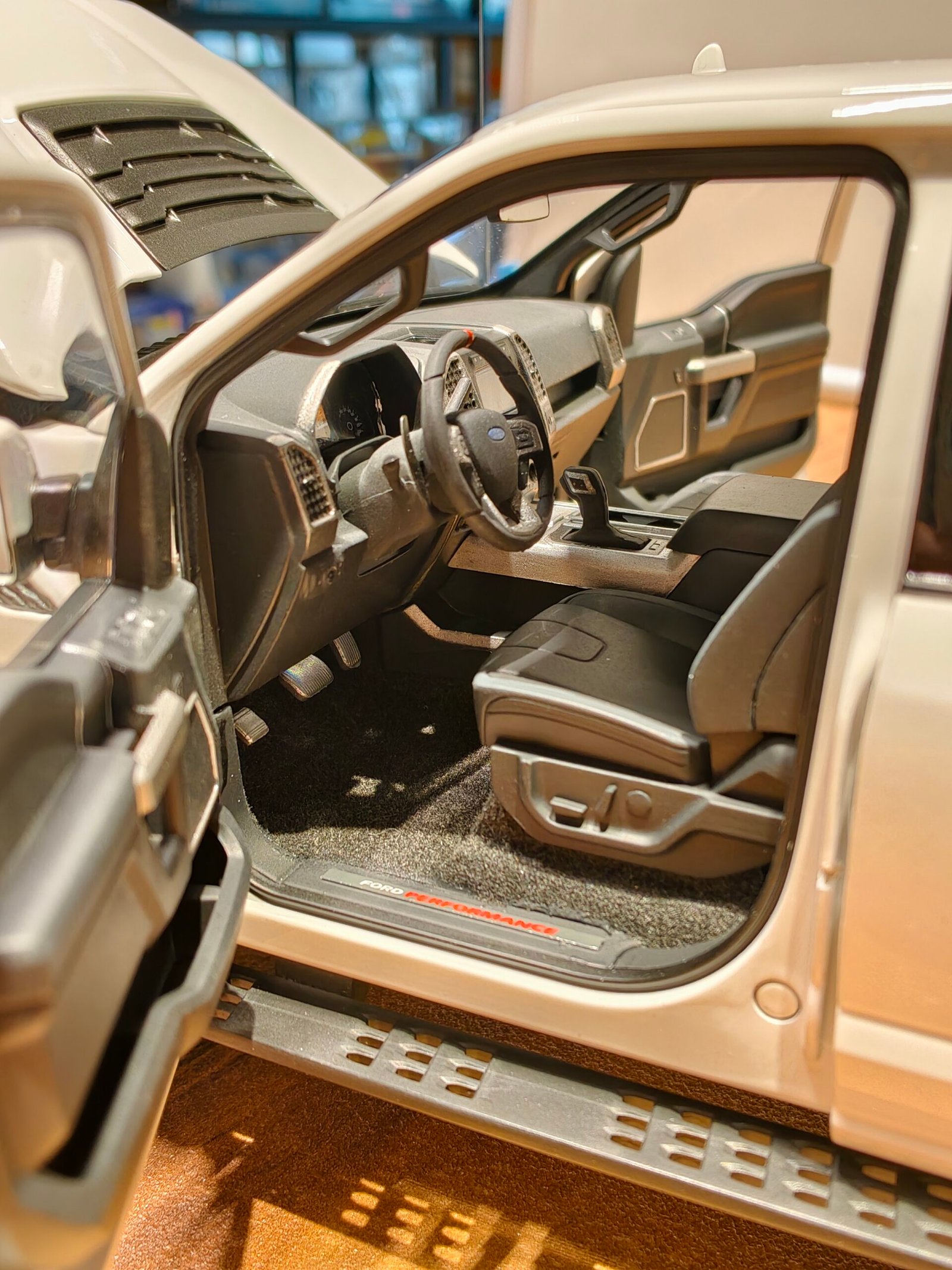 Ford F-150 Raptor (Oxford White) Scale 1/18 Ford F-150 Raptor (Oxford White) Scale 1/18 - Image 5