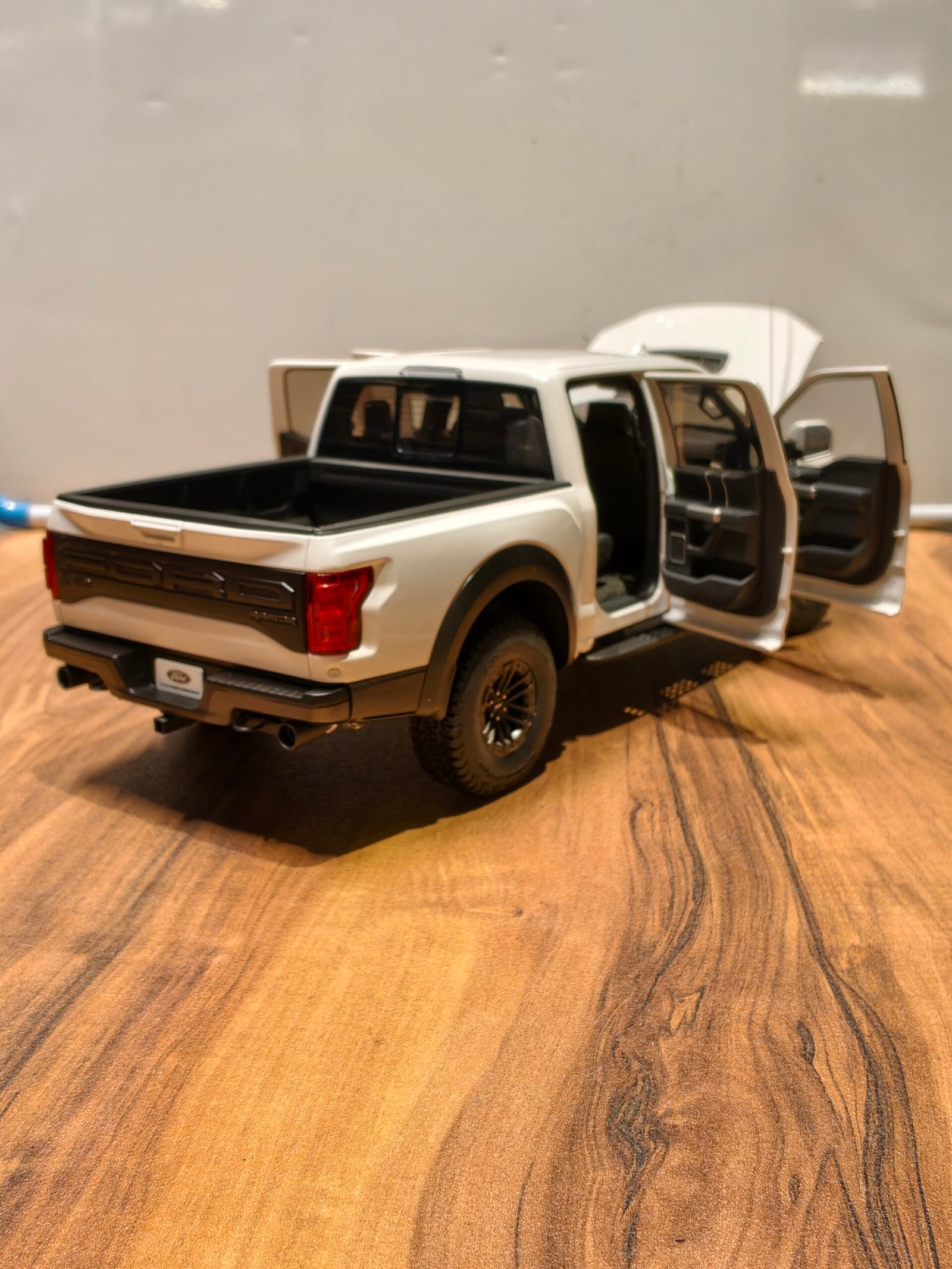 Ford F-150 Raptor (Oxford White) Scale 1/18 Ford F-150 Raptor (Oxford White) Scale 1/18 - Image 6