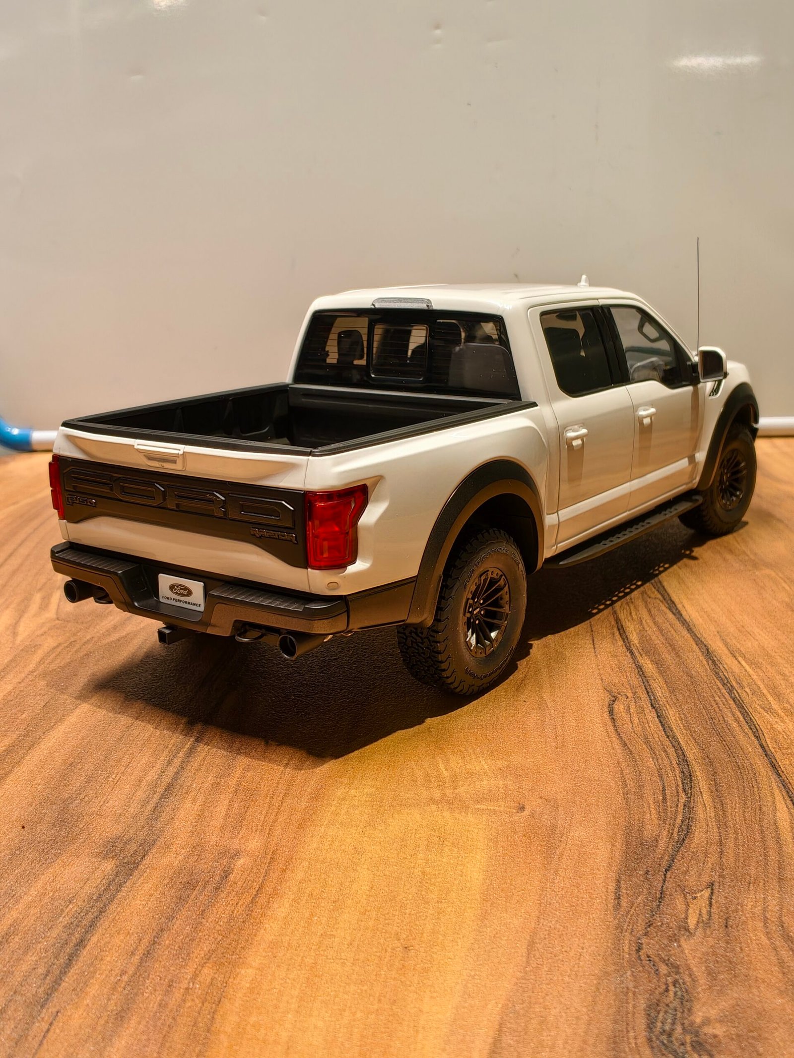 Ford F-150 Raptor (Oxford White) Scale 1/18 Ford F-150 Raptor (Oxford White) Scale 1/18 - Image 7
