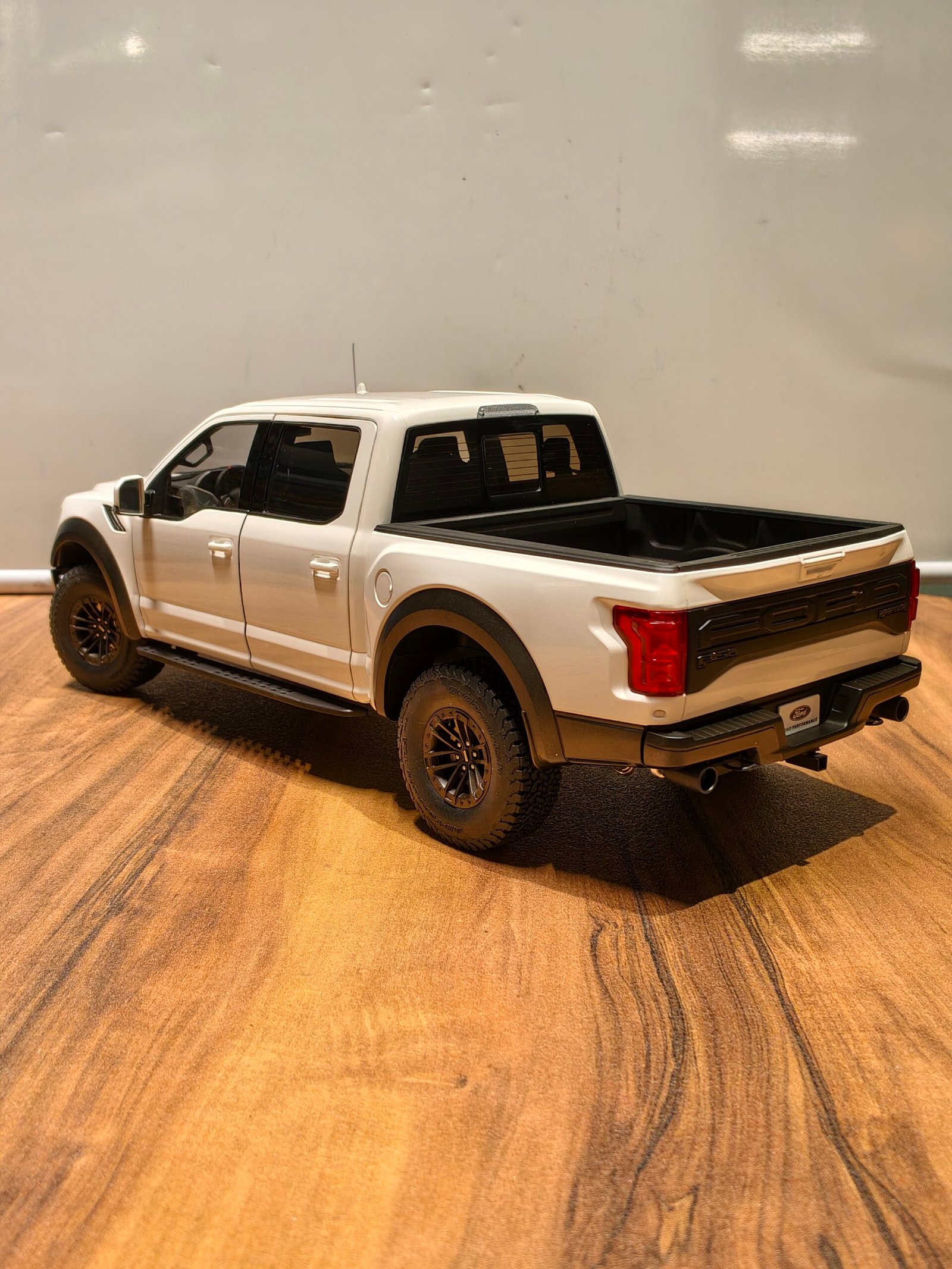 Ford F-150 Raptor (Oxford White) Scale 1/18 Ford F-150 Raptor (Oxford White) Scale 1/18 - Image 8