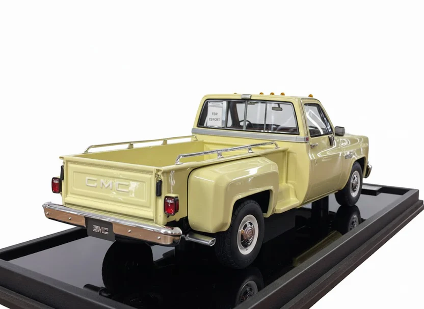 GMC Pickup Sierra Classic 1986 Desert Yellow 1:18 GMC Pickup Sierra Classic 1986 Desert Yellow 1:18 - Image 4