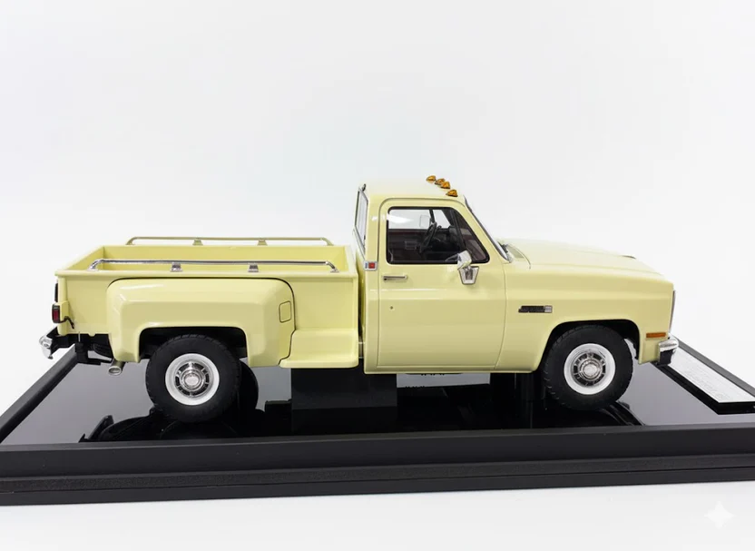 GMC Pickup Sierra Classic 1986 Desert Yellow 1:18 GMC Pickup Sierra Classic 1986 Desert Yellow 1:18 - Image 2
