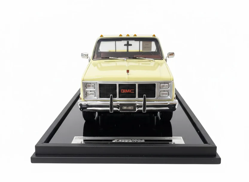 GMC Pickup Sierra Classic 1986 Desert Yellow 1:18 GMC Pickup Sierra Classic 1986 Desert Yellow 1:18 - Image 3