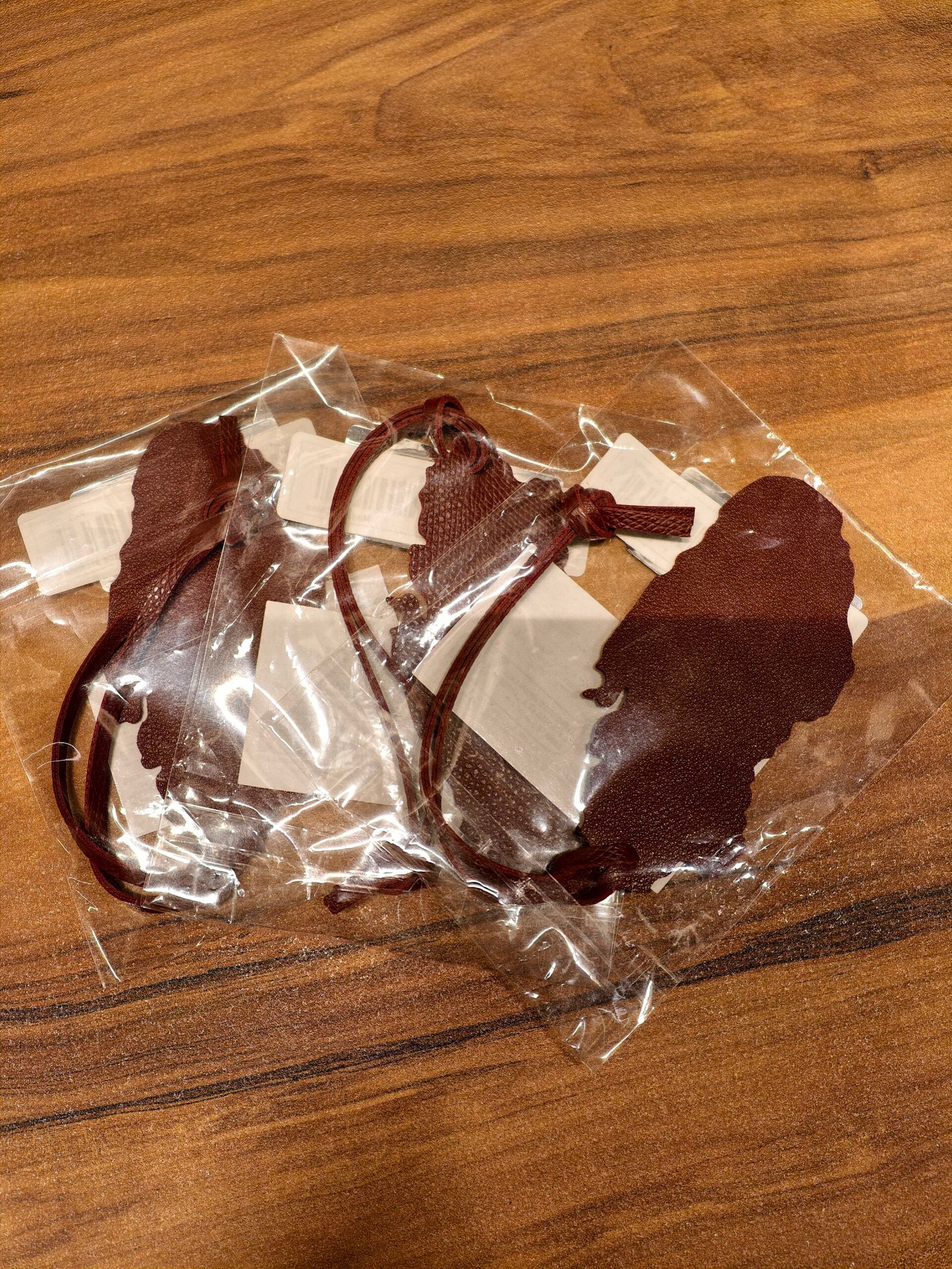 A cute keychain in the shape of a map of Qatar, a perfect gift for women, a stylish keyring in the shape of a map of Qatar, a bag charm, a wonderful gift for women. A cute keychain in the shape of a map of Qatar, a perfect gift for women, a stylish keyring in the shape of a map of Qatar, a bag charm, a wonderful gift for women. - Image 2