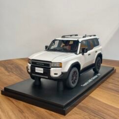 Toyota Land Cruiser "250"(White) Scale 1/18