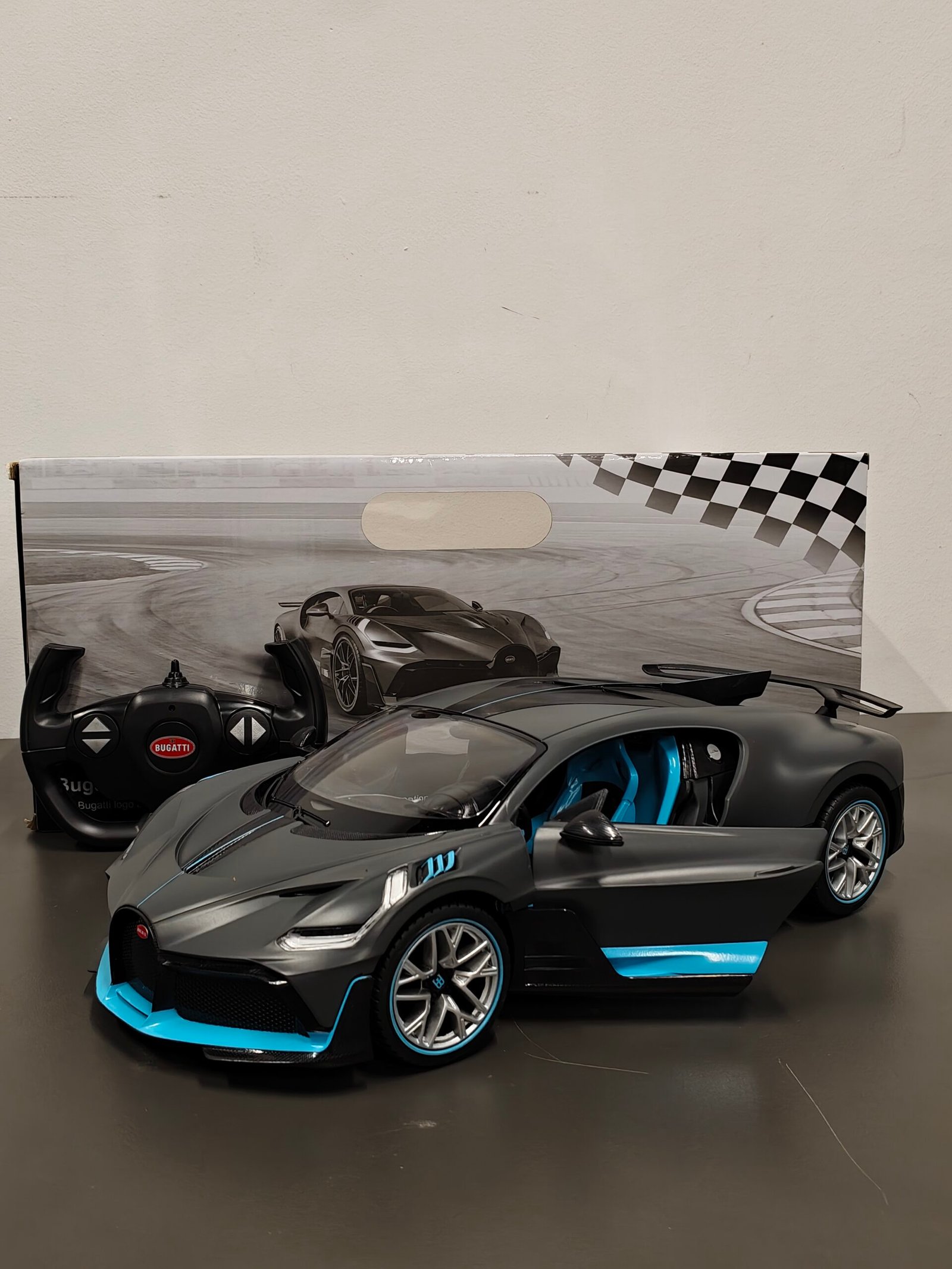 Rastar Bugatti Divo Remote-Control Car 1.14 Scale Rastar Bugatti Divo Remote-Control Car 1.14 Scale - Image 4