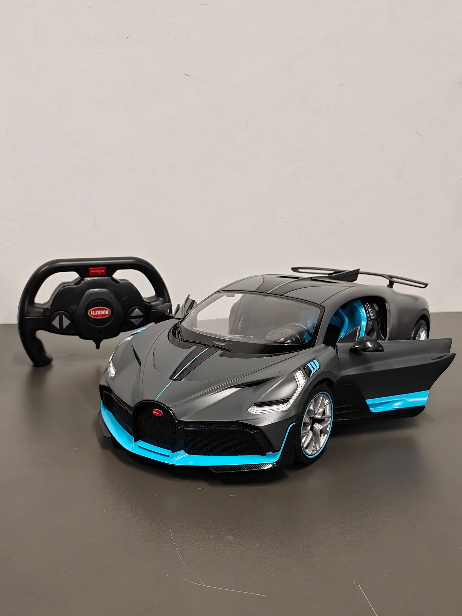 Rastar Bugatti Divo Remote-Control Car 1.14 Scale Rastar Bugatti Divo Remote-Control Car 1.14 Scale