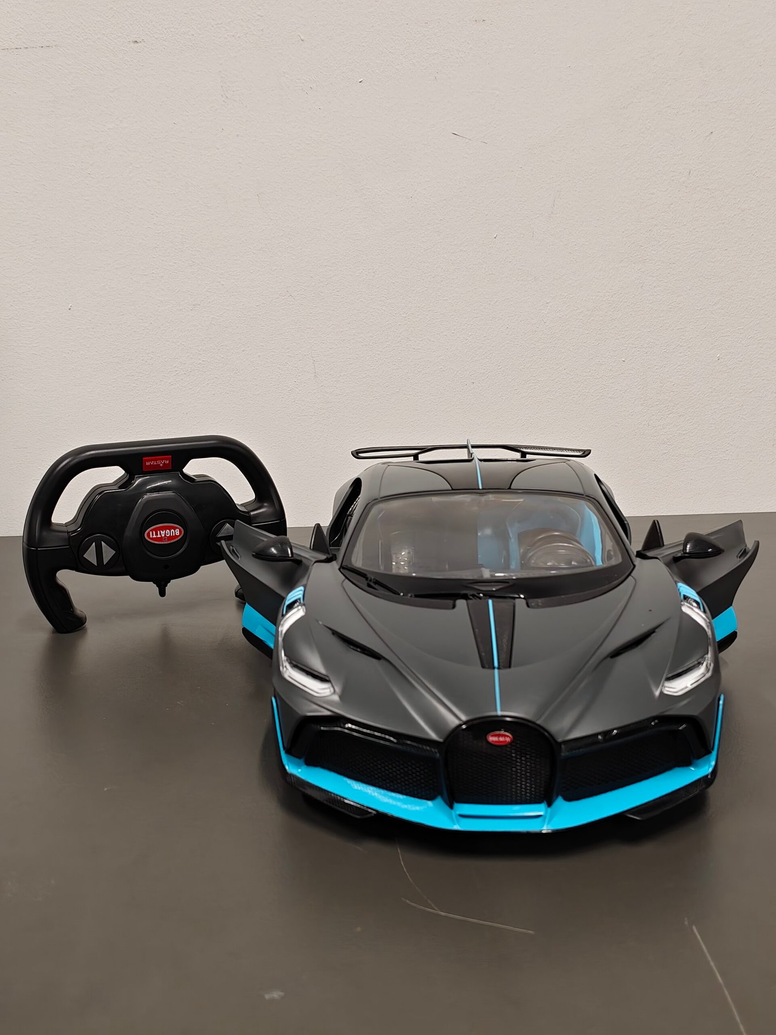 Rastar Bugatti Divo Remote-Control Car 1.14 Scale Rastar Bugatti Divo Remote-Control Car 1.14 Scale - Image 2