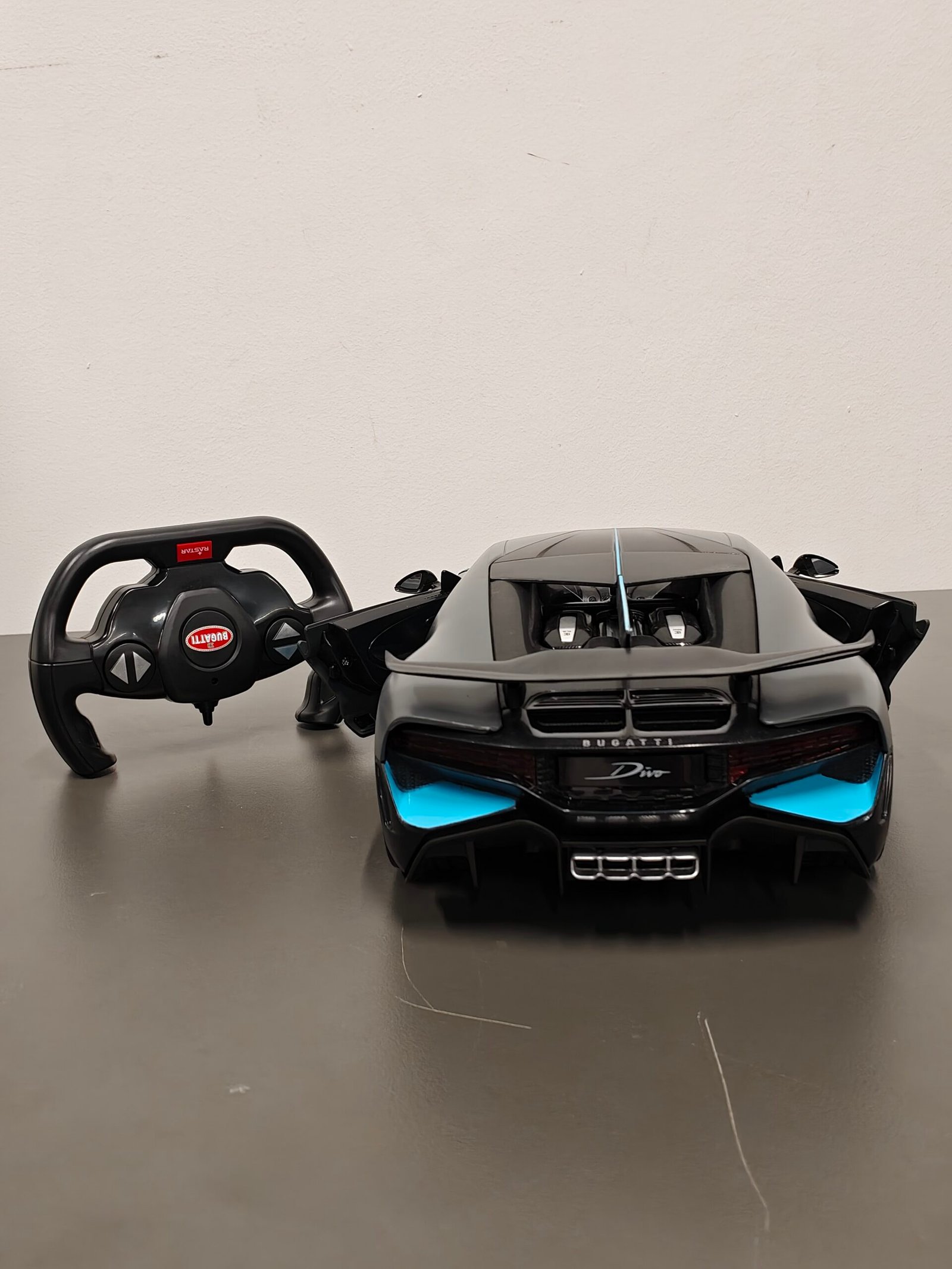 Rastar Bugatti Divo Remote-Control Car 1.14 Scale Rastar Bugatti Divo Remote-Control Car 1.14 Scale - Image 3