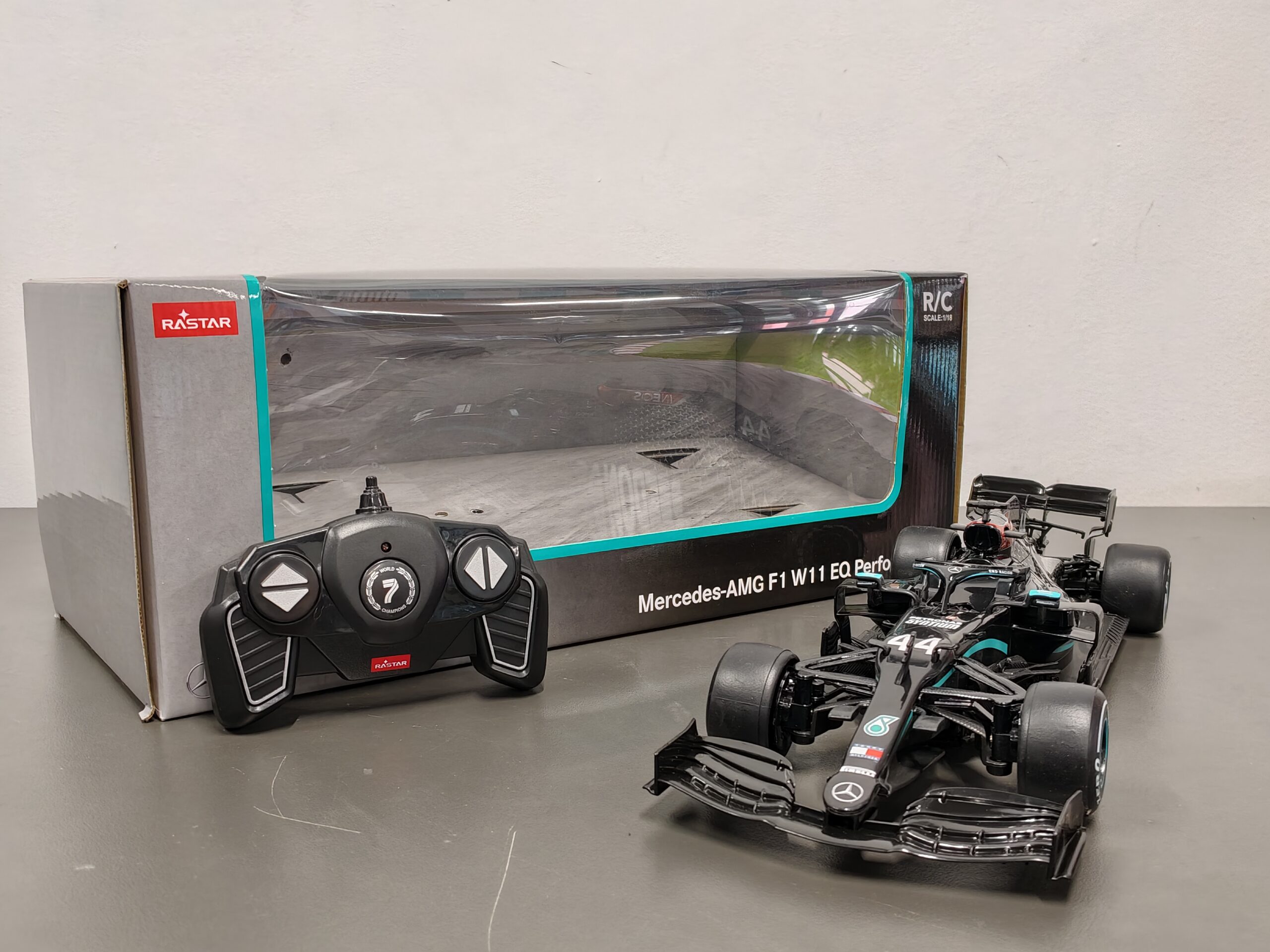Rastar Mercedes-AMG F1 W11 EQ Performance RC Car 1:18 Rastar Mercedes-AMG F1 W11 EQ Performance RC Car 1:18 - Image 3
